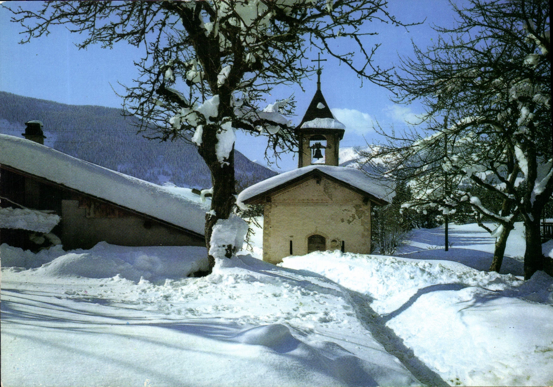 CPM Dans un village de Montagne Petite Chapelle sous la Neige 