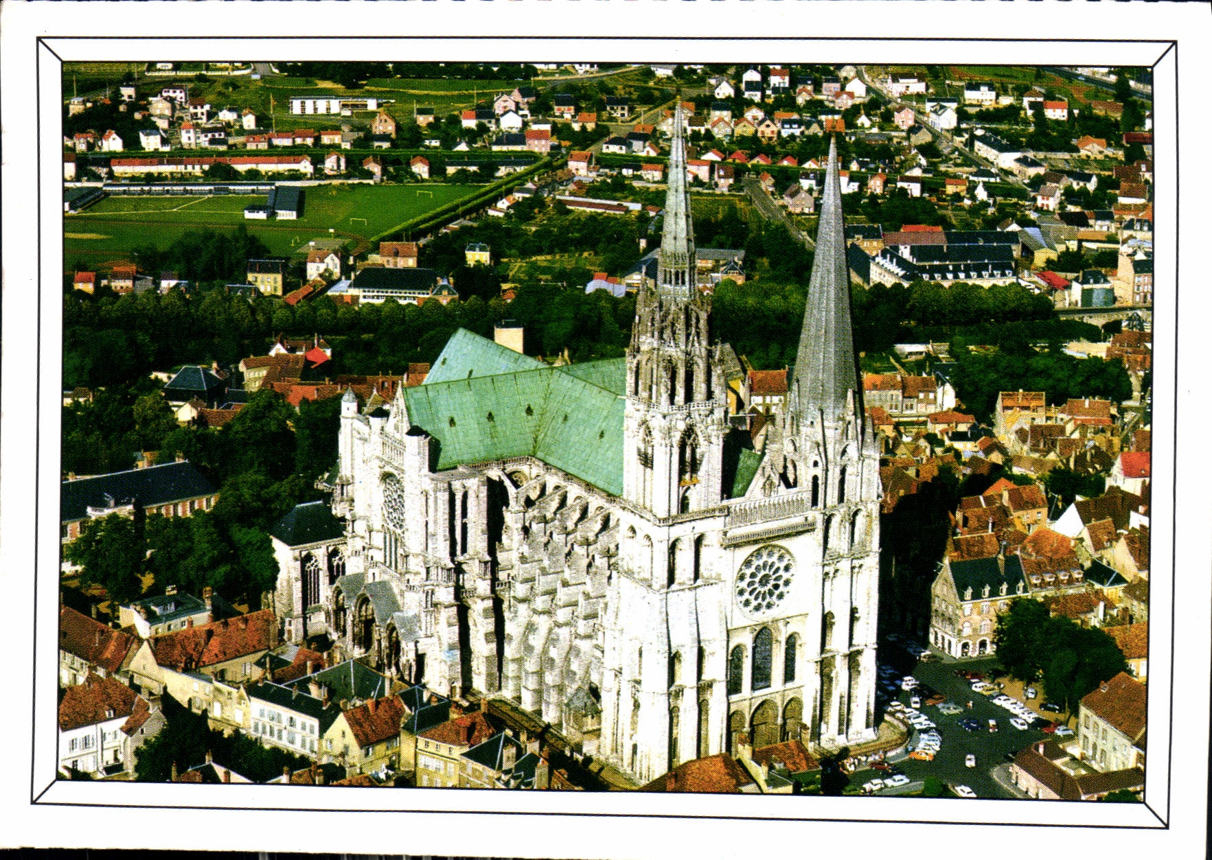 CPM Chartres Eure et Loir vue aerienne de la Cathedrale XII XIII siecle la facade et ses deux fleche