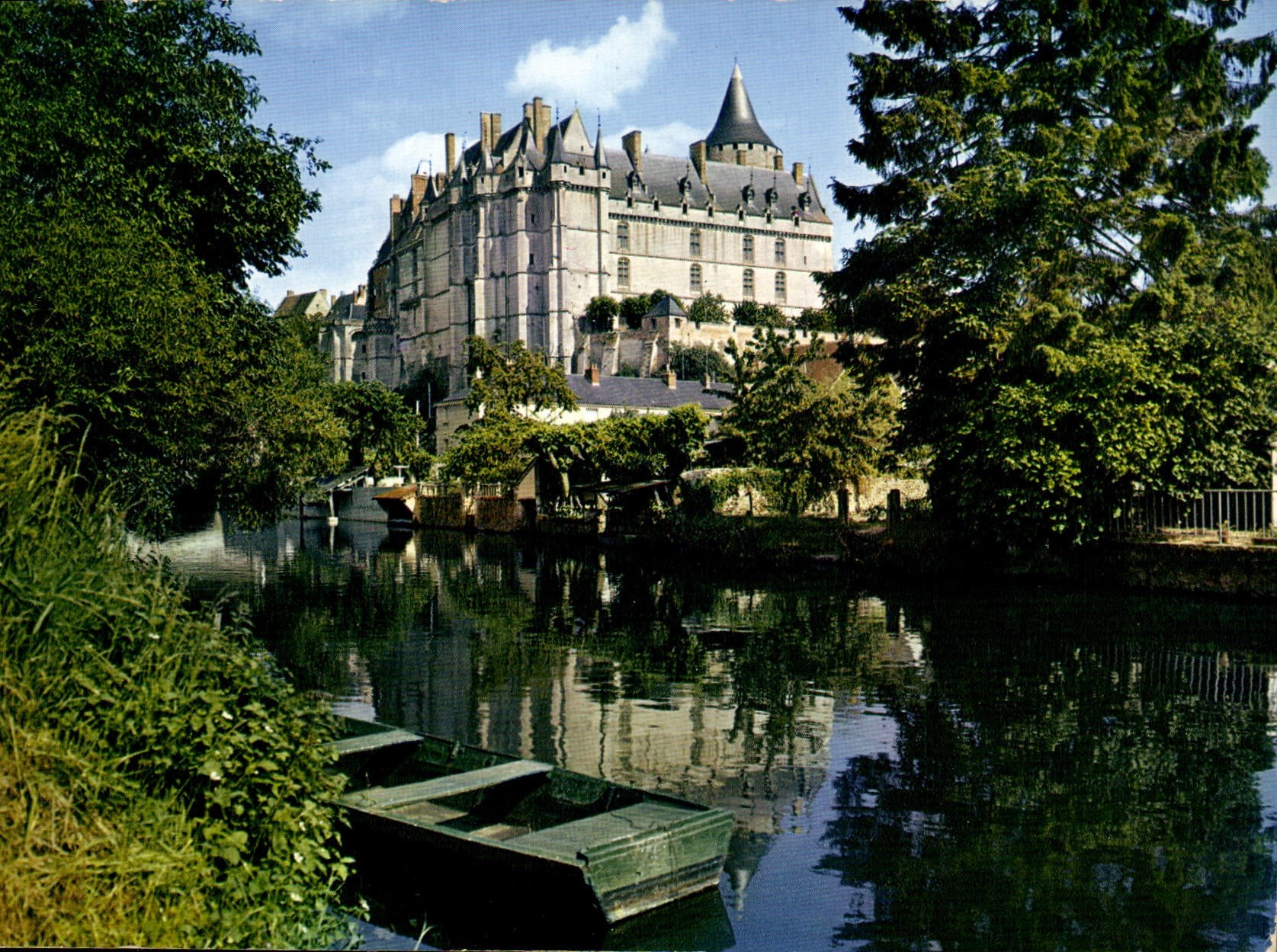 CPM Chateaudun Eure et Loire le Chateau XV XVi siecle et le Loir