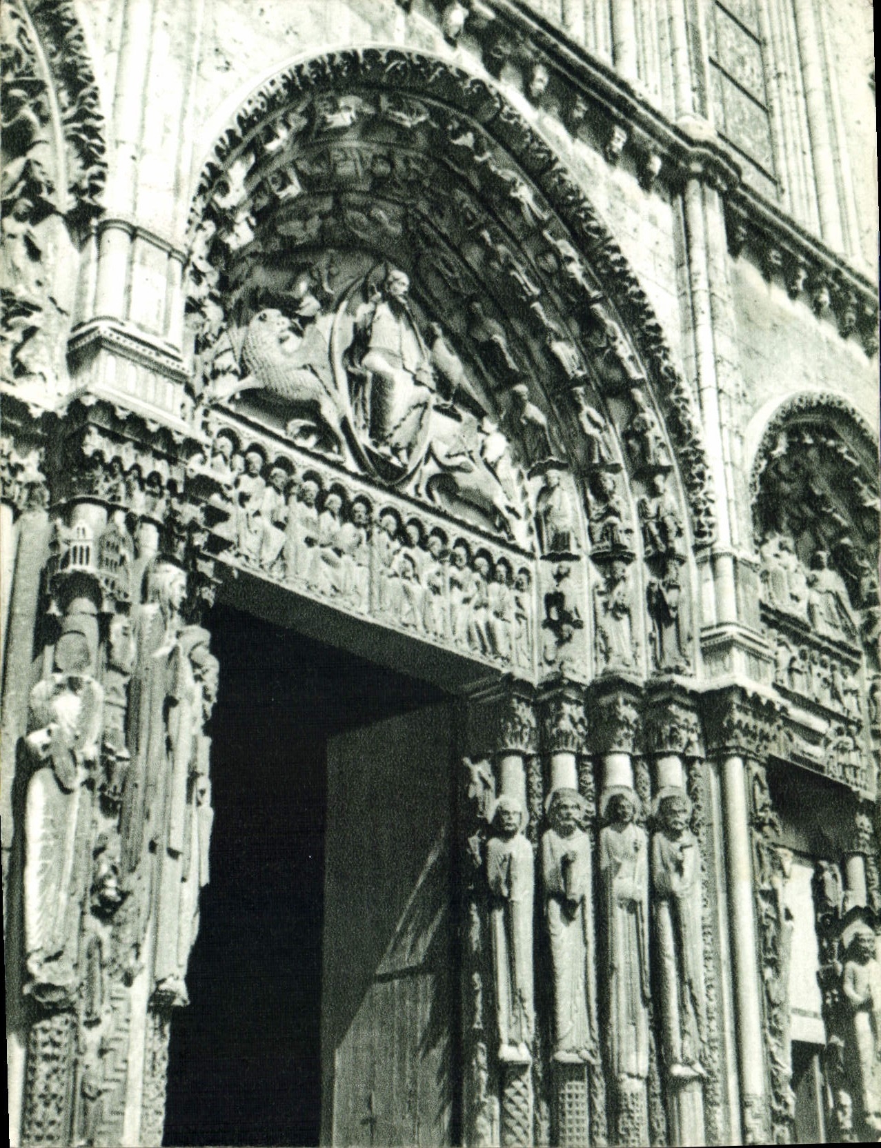 CPM Portail de N d de Chartres Photo Nestgen 