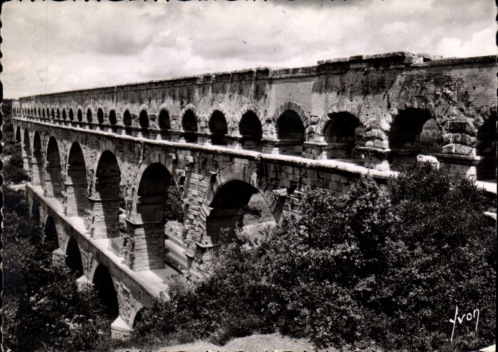 CPM Le Pont du Gard Aqueduc Romain construit par l'ordre d'Agrippa pour amener a Nimes les eaux de l