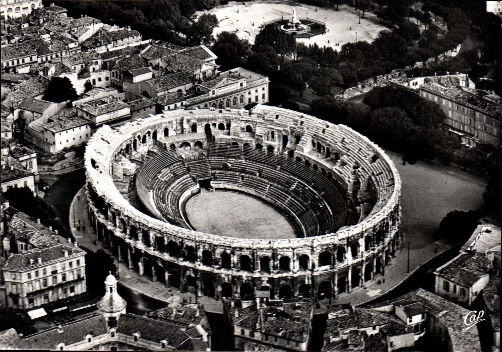 CPM Nimes vue Aerienne sur les Arenes Ci R Durandaud 