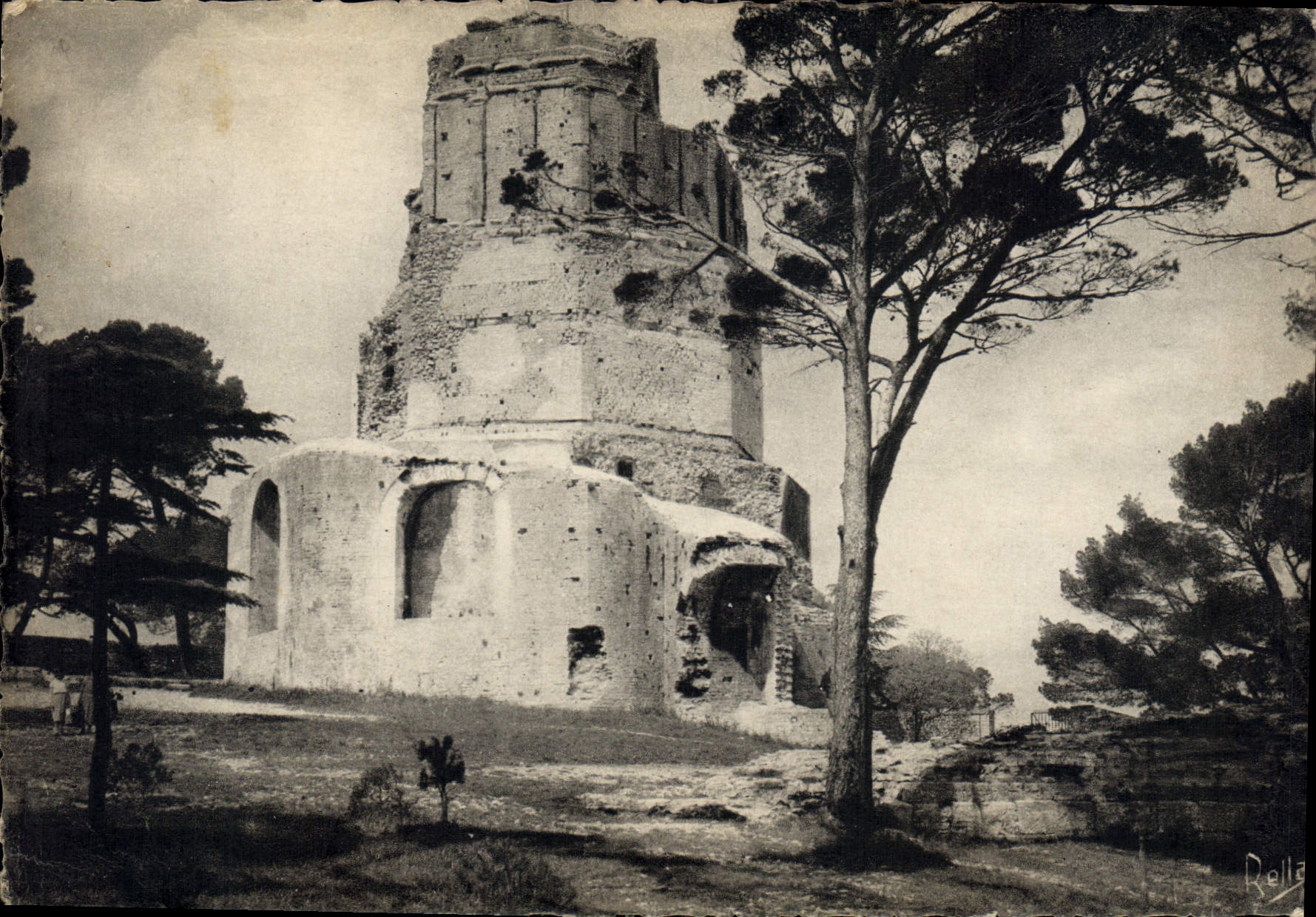 CPM Nimes Gard la Tour Magne 