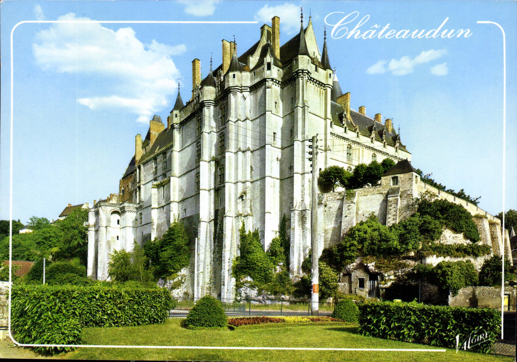 CPM La Vallee du loir Chateaudun Eure et loir le Chateau XV XVI siecle construit sur un promontoire