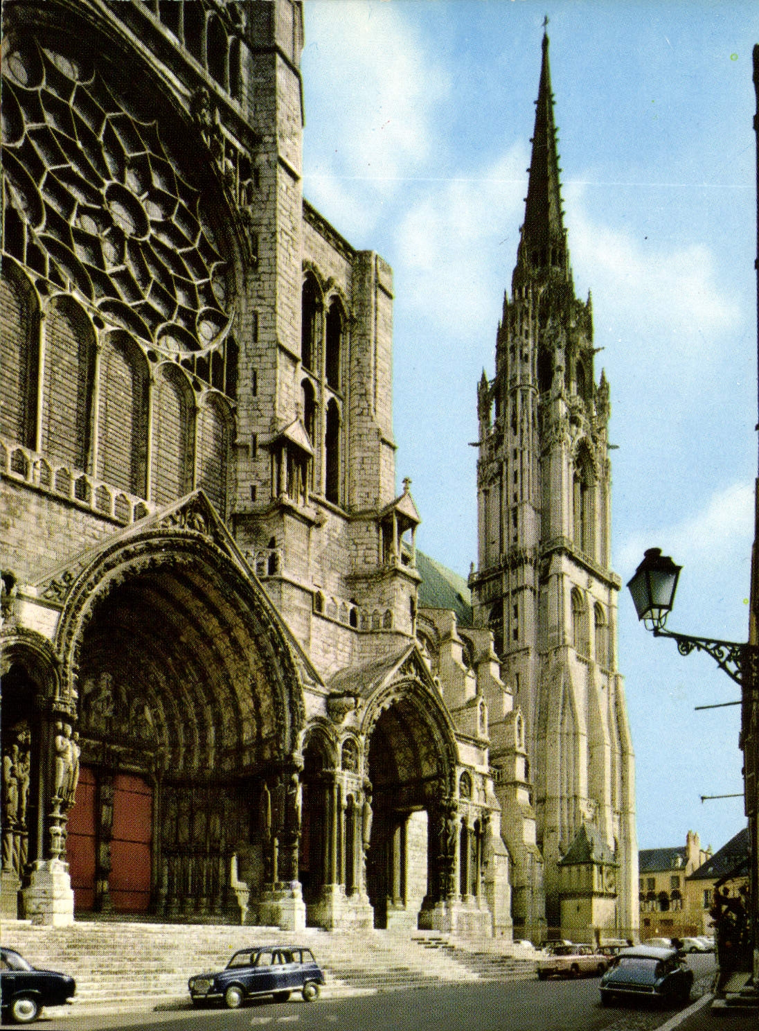 CPM La Cathedrale XII siecle et la fleche gothique 