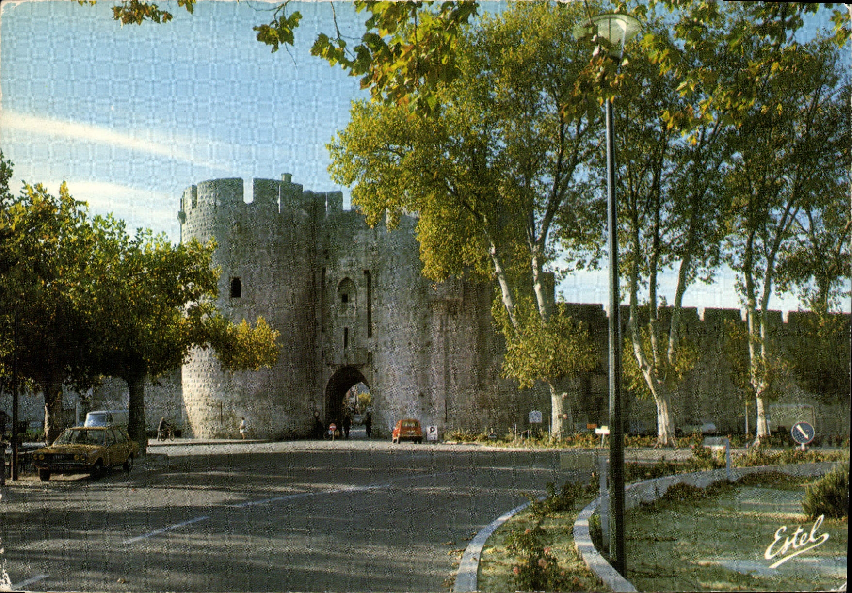 CPM En Camargue Aigues Mortes Gard la Porte de la Gardette 