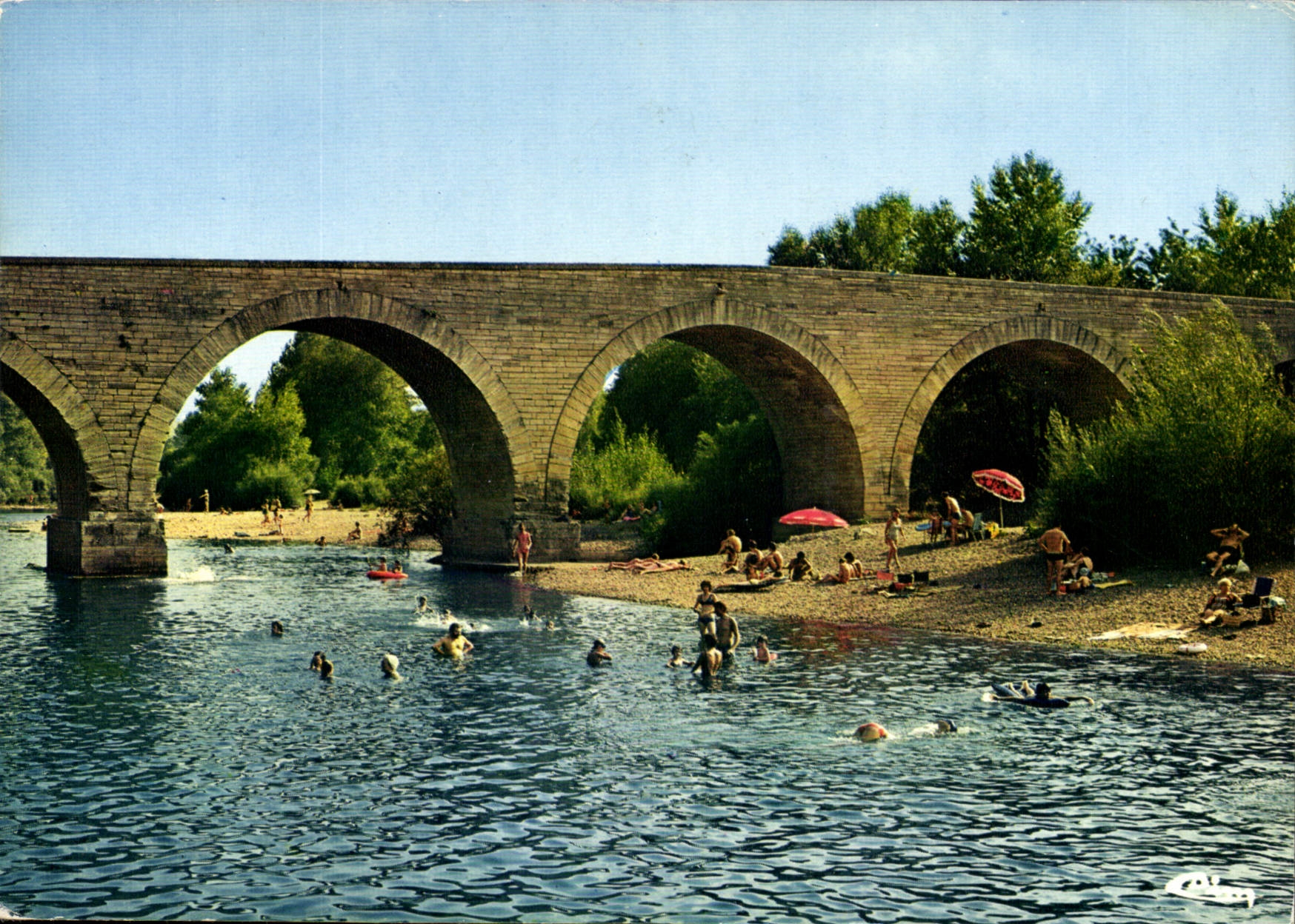 CPM Goudargues Gard le Pont St Andre de Roquepertuis la Plage