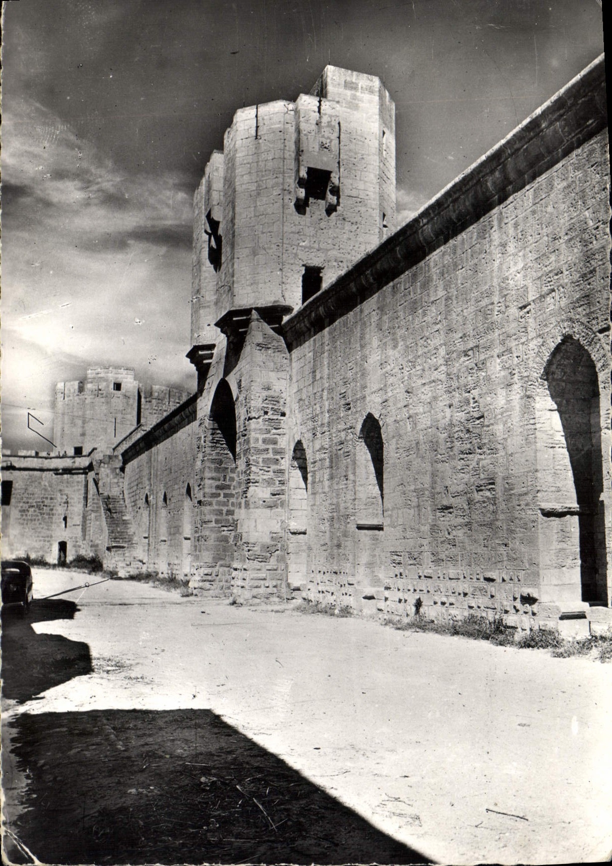 CPM Aigues Mortes Gard la Porte et les remparts du Quartier de la Poudriere 
