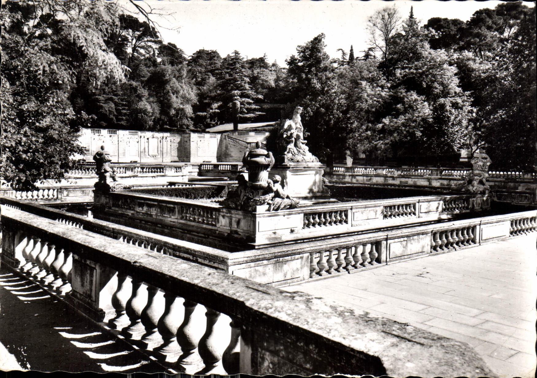 CPM Nimes Gard Ensemble des Bains Romains 