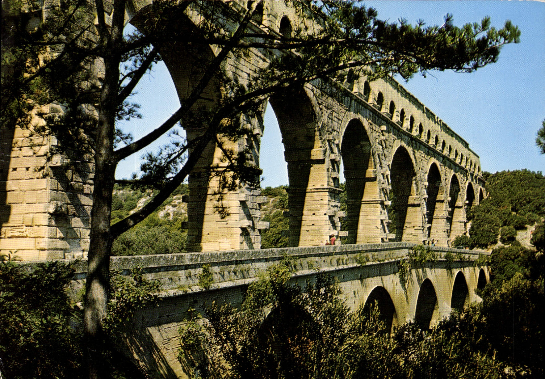 CPM Les belles Images de Provence le Pont du Gard Ouvrage romain construit sur l'ordre d'Agrippa ver