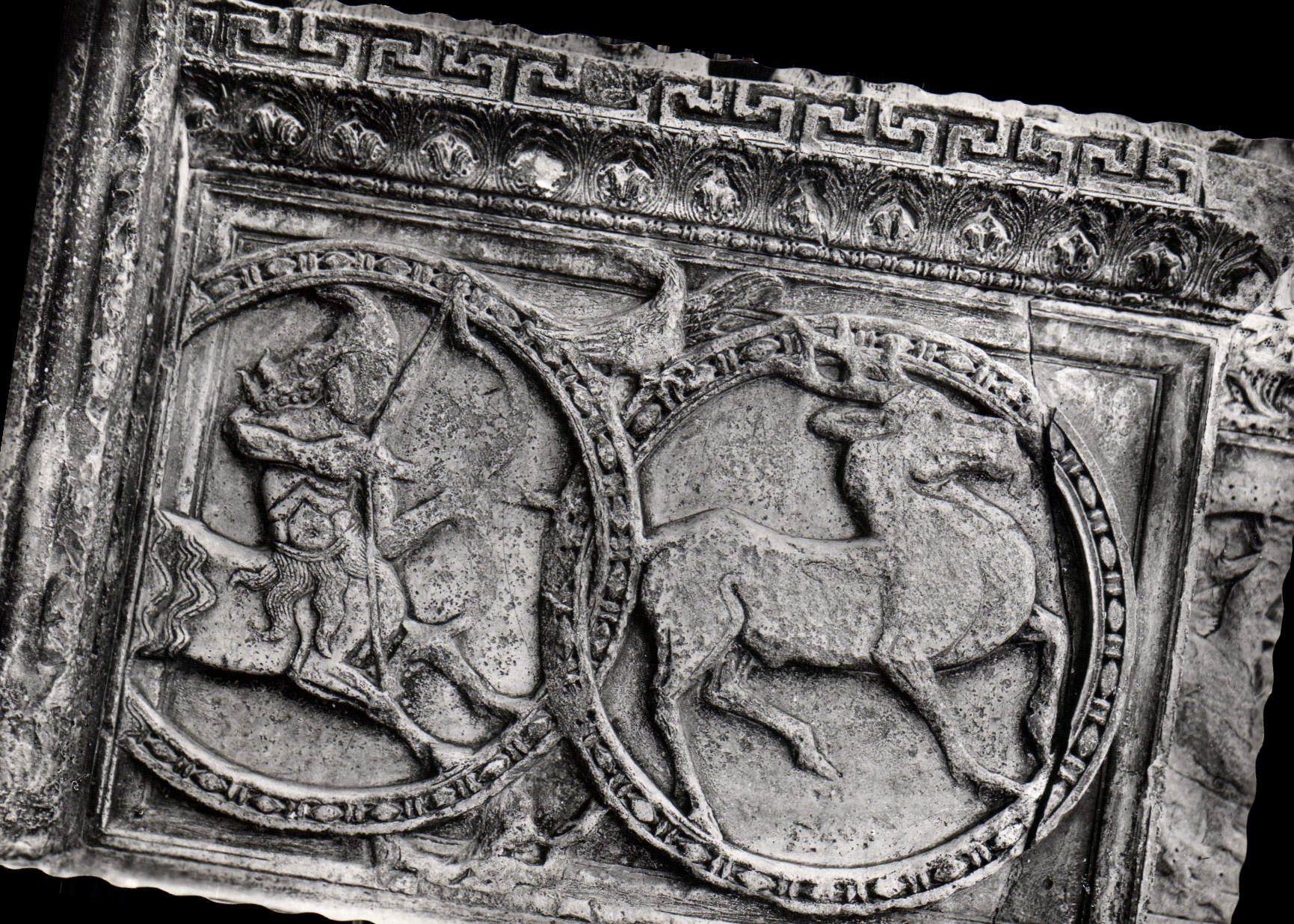 CPM Saint Gilles Gard Eglise abbatiale du 12 siecle centaure poursuivant un cerf 