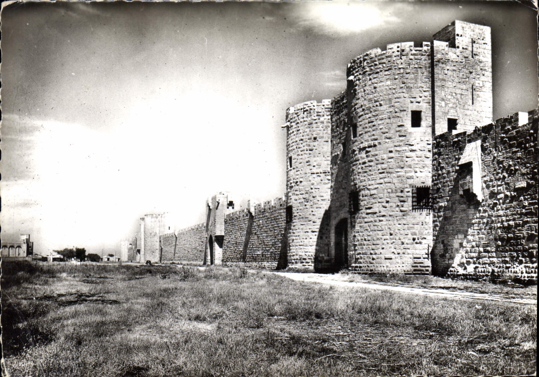 CPM Aigues Mortes Gard la Porte des Moulins et les Remparts Cote Sud 