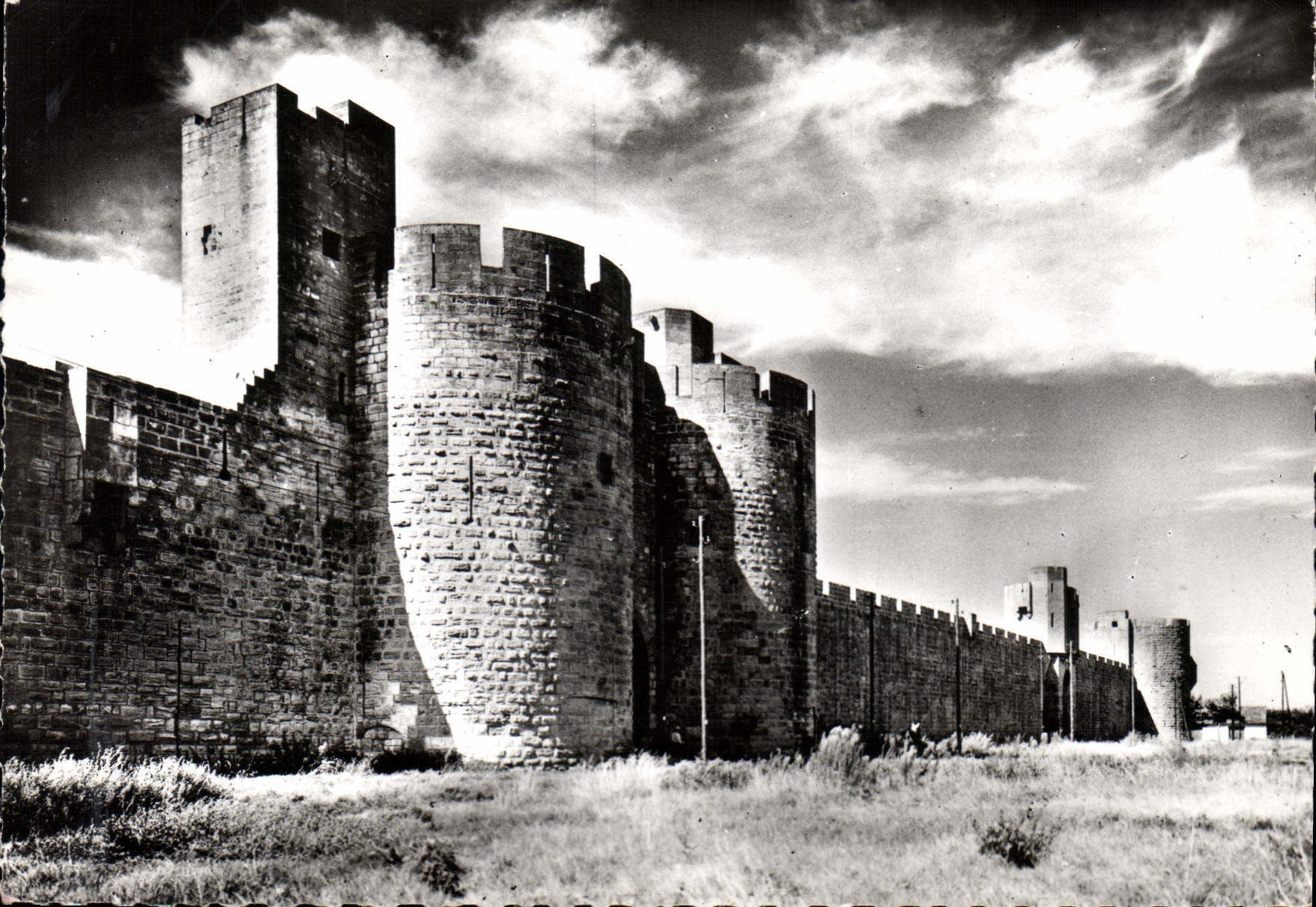 CPM Aigues Mortes Gard les Remparts de la Cite cote Est 