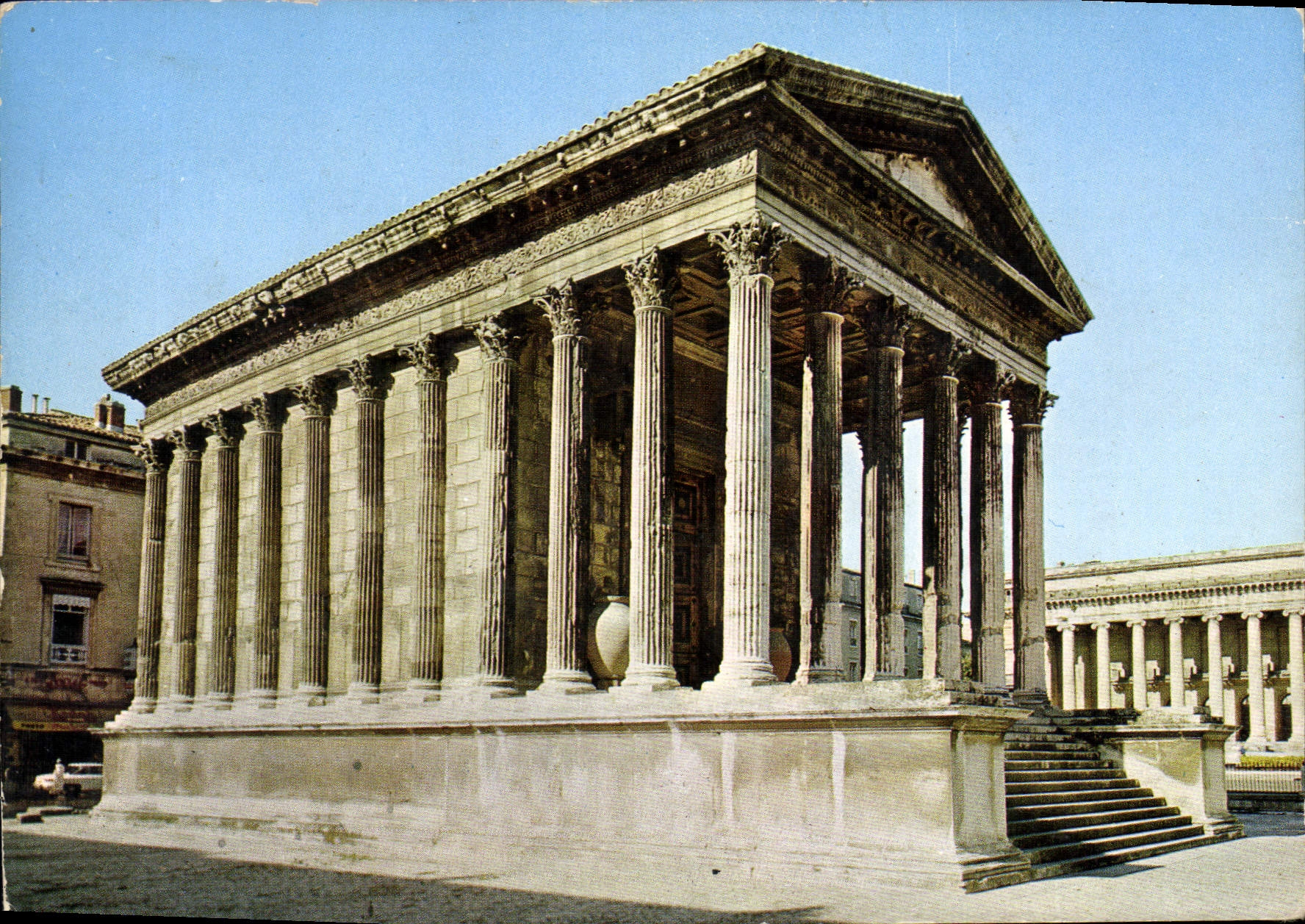 CPM Nimes Gard Maison Carree Temple romain d'inspiration grecque construit peu avant JC 