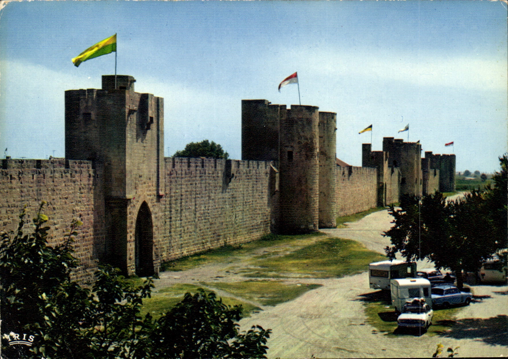 CPM Reflets de Provence Aigues Mortes Gard la Ville de St Louis XIII S les Remparts