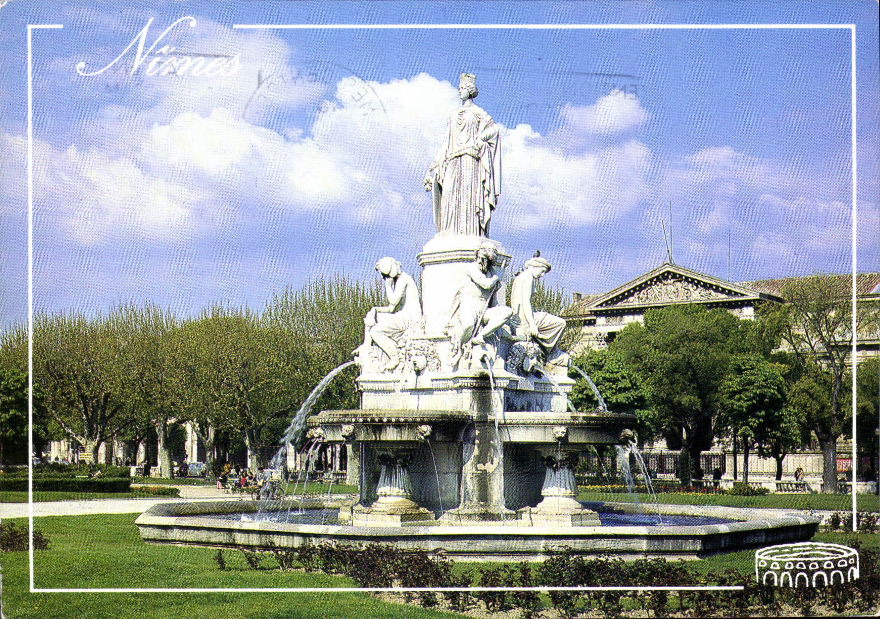 CPM Nimes l'esplanade et la Fontaine Pradie 