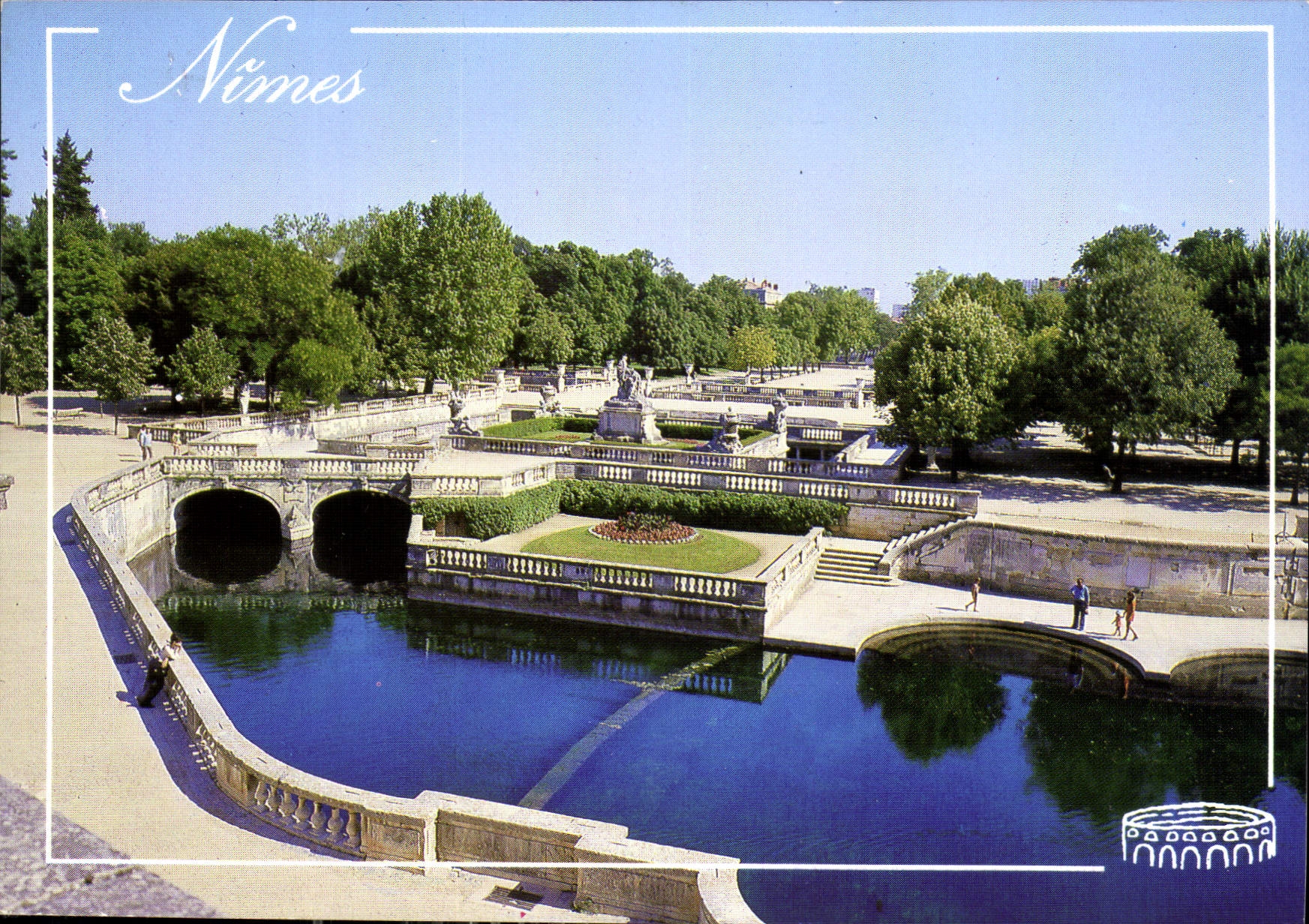CPM Le Languedoc nimes le jardin de la fontaine et la source au premier plan 