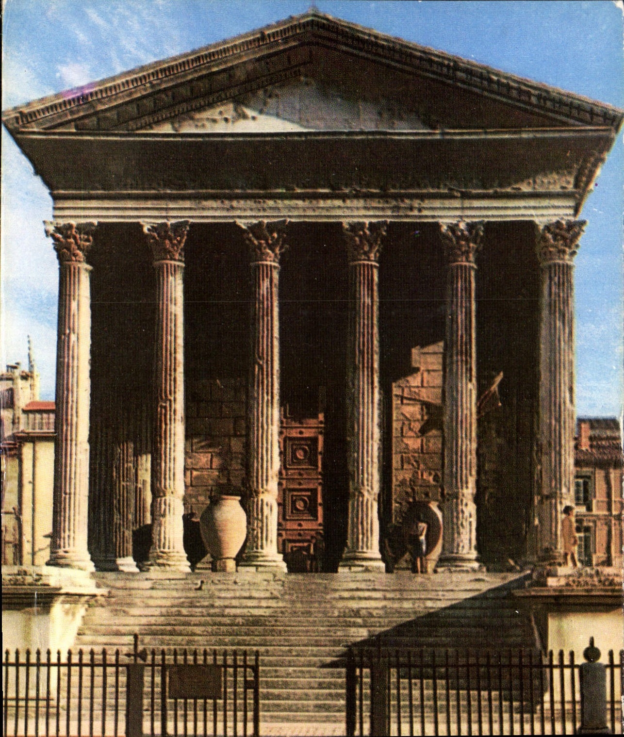 CPM Nimes Gard Maison Carree temple romain d'inspiration grecque construit peu avant J C 