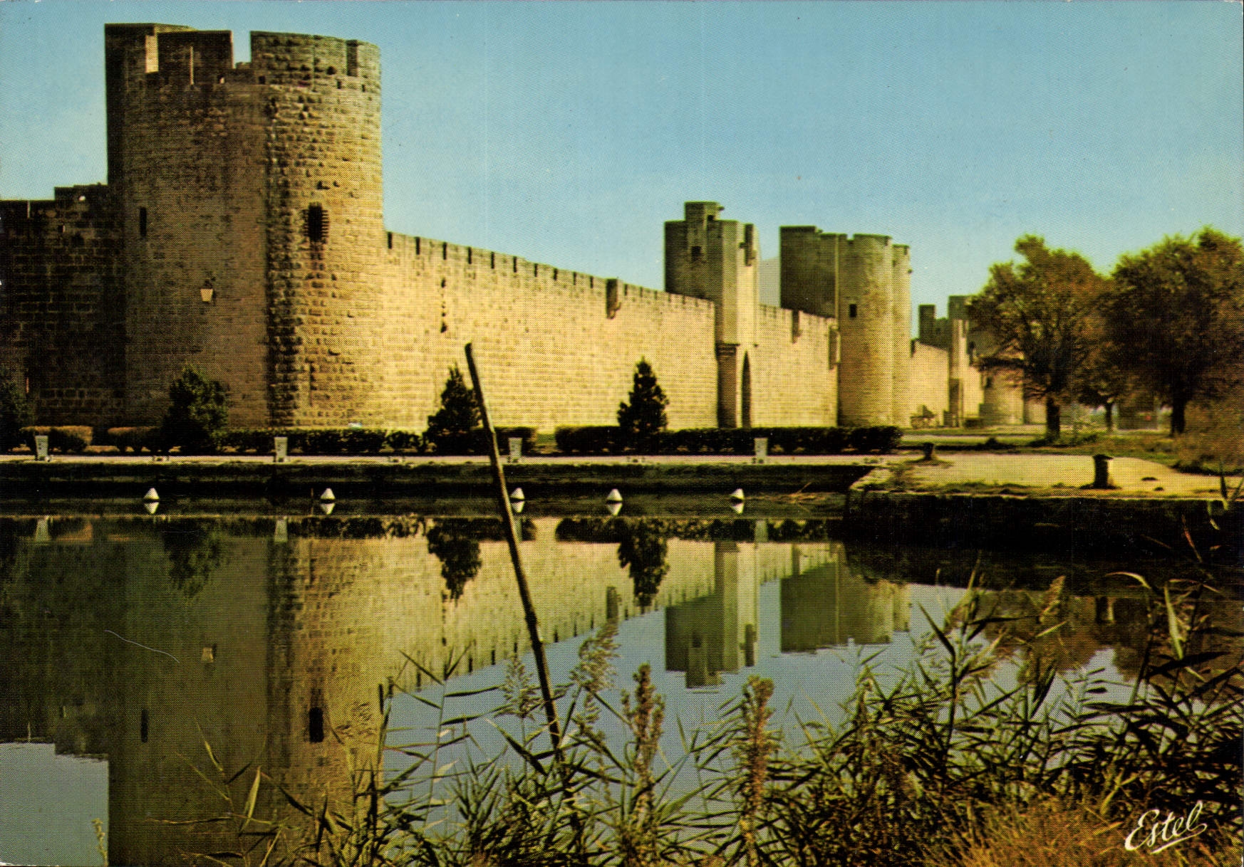 CPM En Camargue Aigues Mortes Gard les Remparts XIII siecle de gauche a droite Tour des Bourguignons
