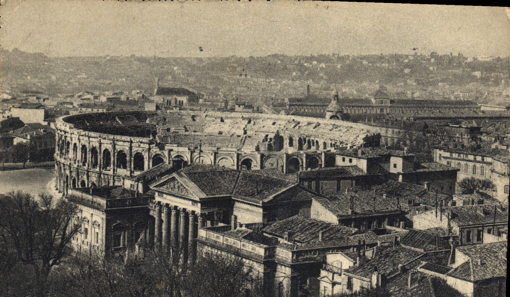 CPM La Provence Romaine Nimes vue sur les Arenes Romaines 