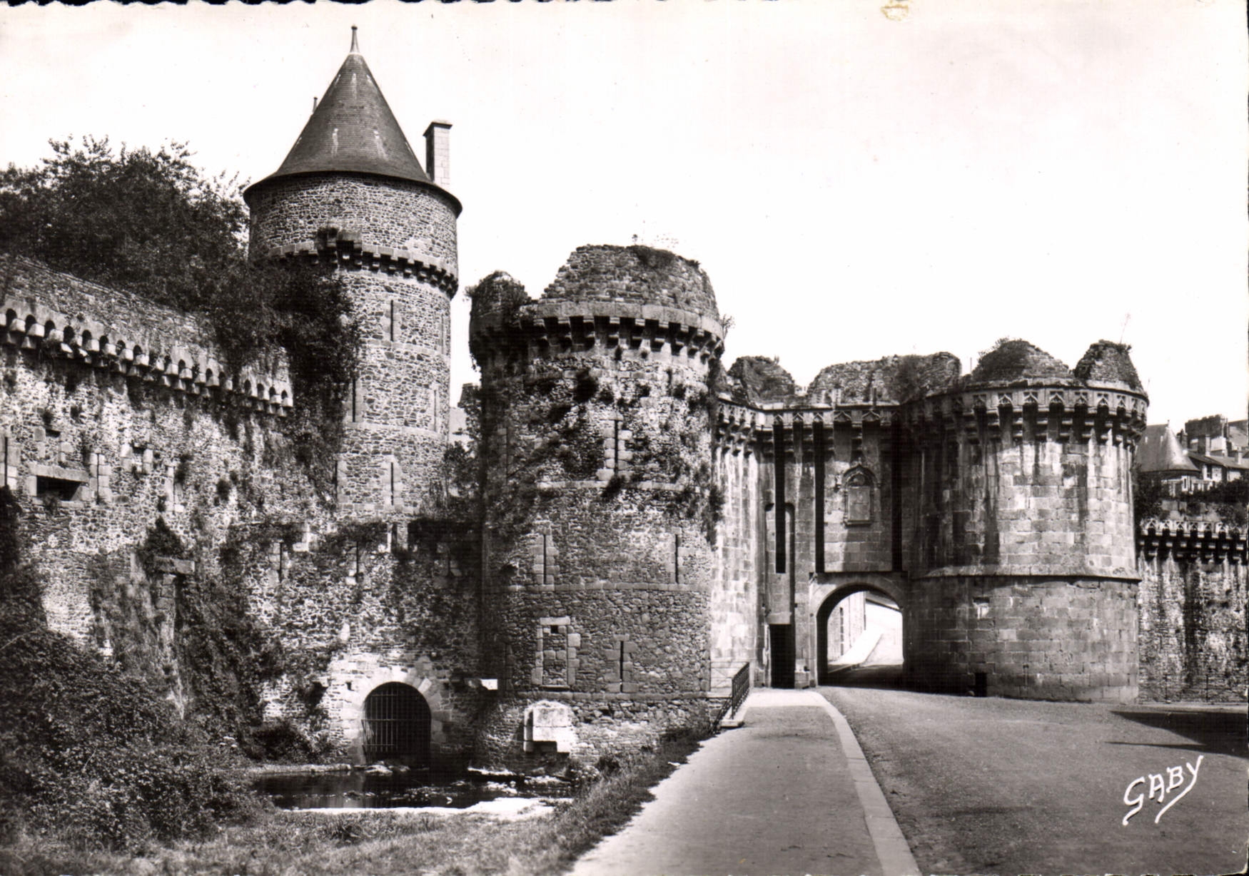 CPM Fougeres I et V la Porte Notre Dame XII et XV S pres du Mont Saint Michel le Chateau feodal