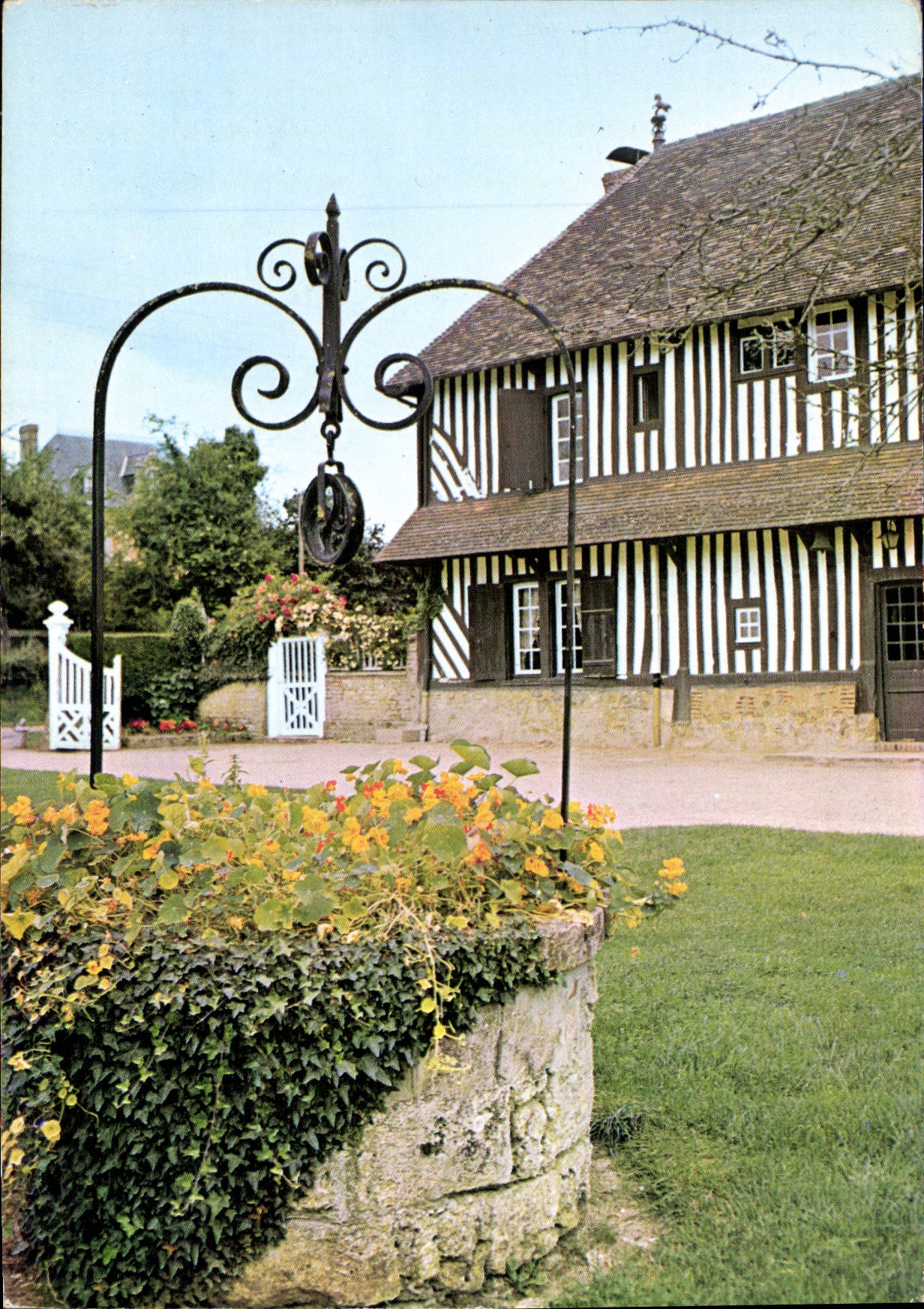 CPM Vieux Puits et Manoir Normande