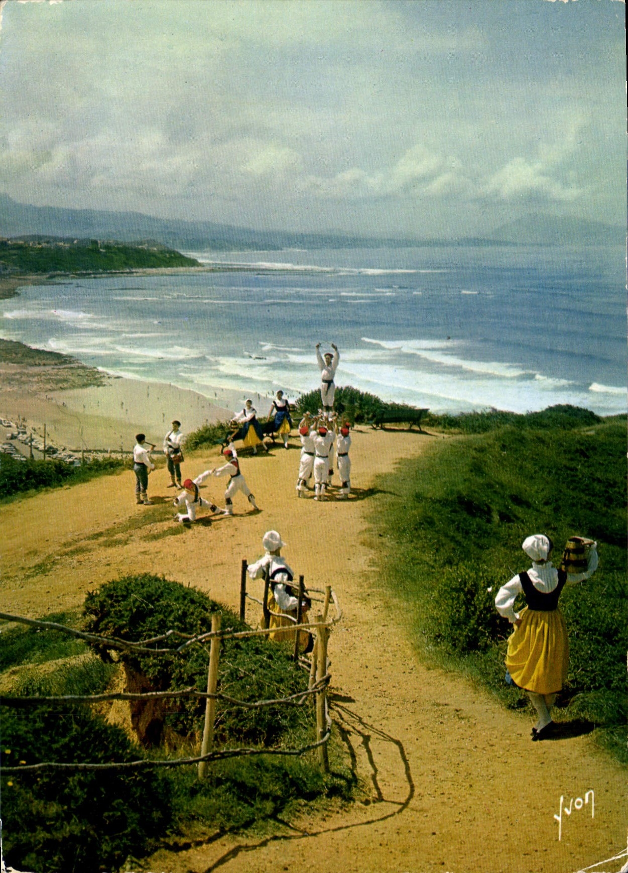 CPM Le Pays Basque Biarritz Basses Pyrenees Ballet Basque Oldarra a Biddart 