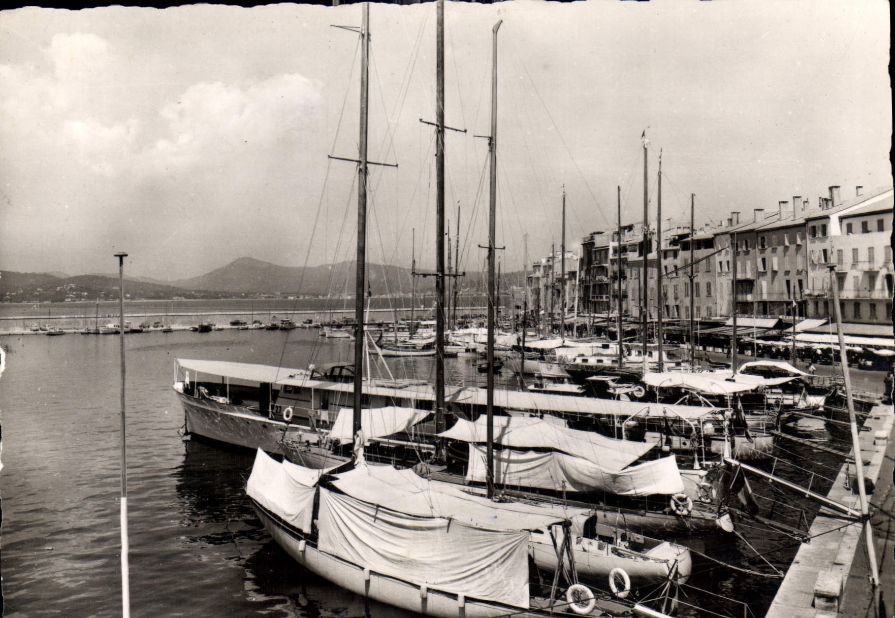 CPM Les Bords de la Riviera Saint Tropez Var le Port