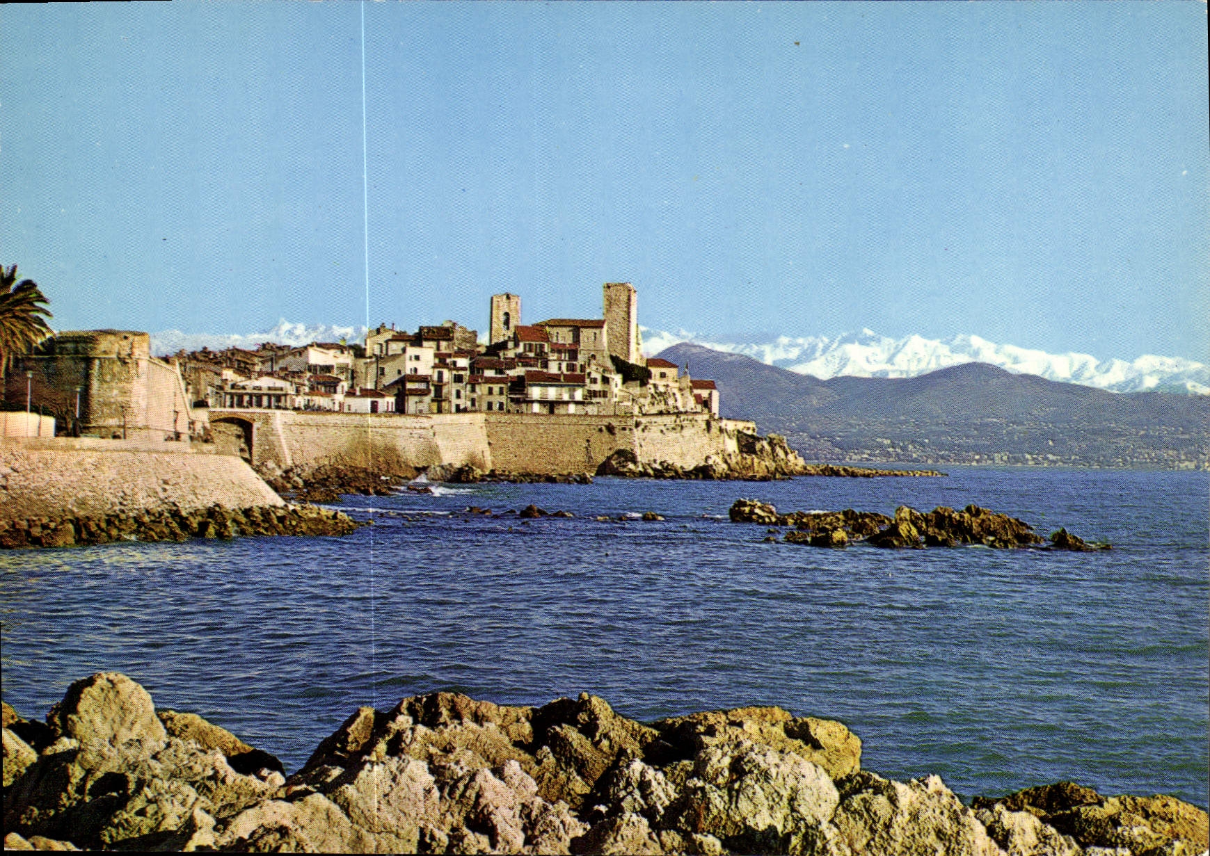 CPM Antibes ses remparts dans le fond la chaine des Alpes