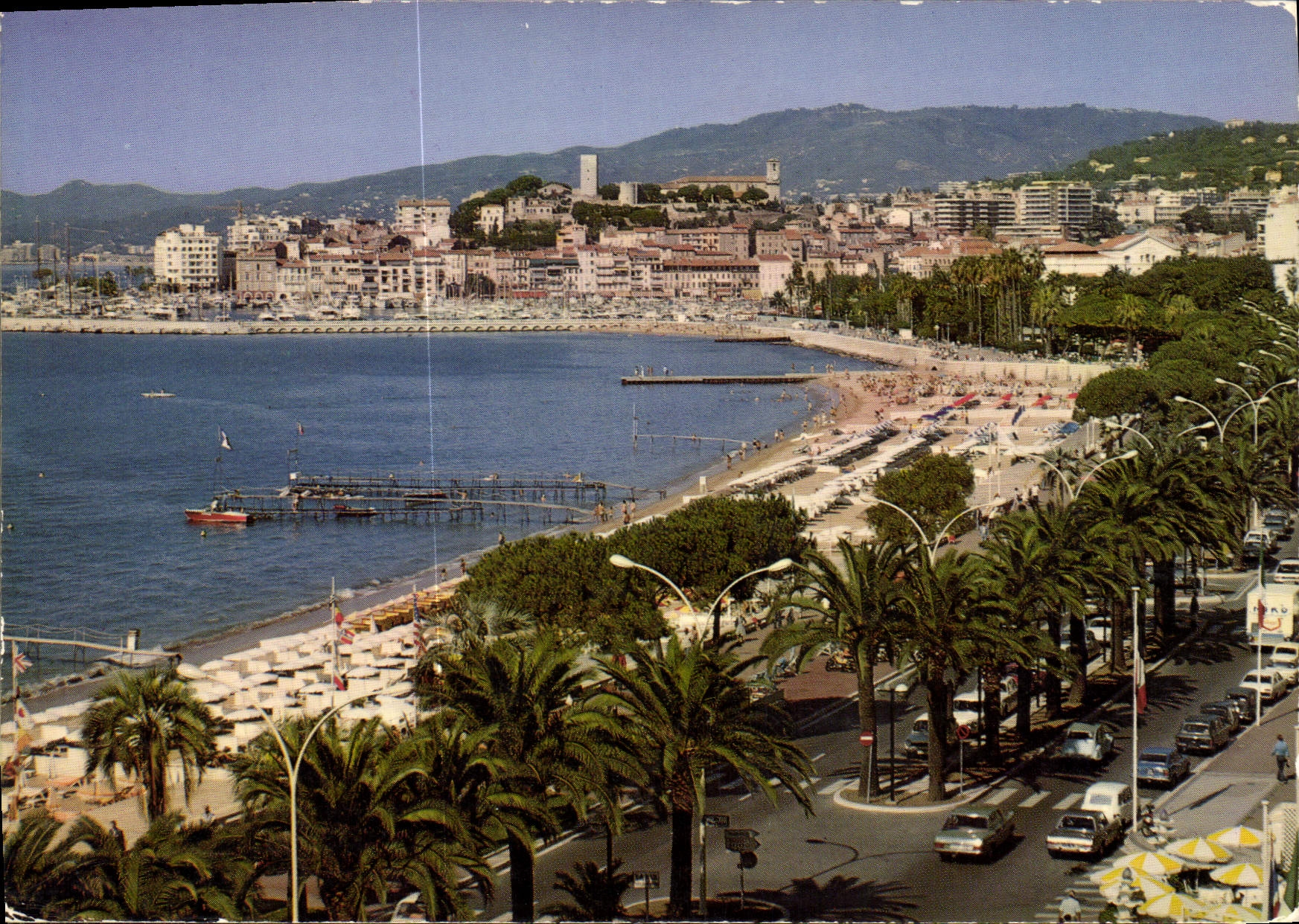 CPM Cannes vue sur le Suquet au 1er plan les Plages de la Croisette 