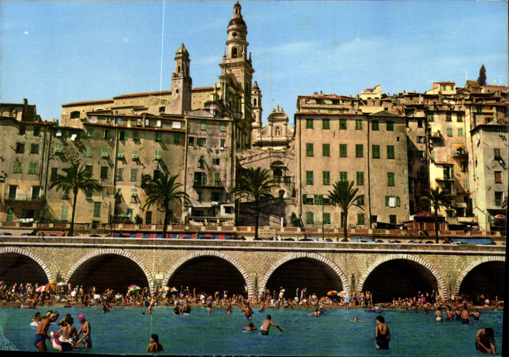 CPM La Cote d'Azur Menton la vieille ville Plage des Sabletes et Eglise St Michel