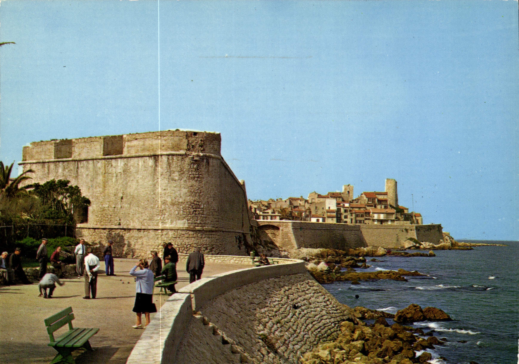CPM Antibes une partie des Remparts les tours Sarazines au 1er plan le Bastion St Andre