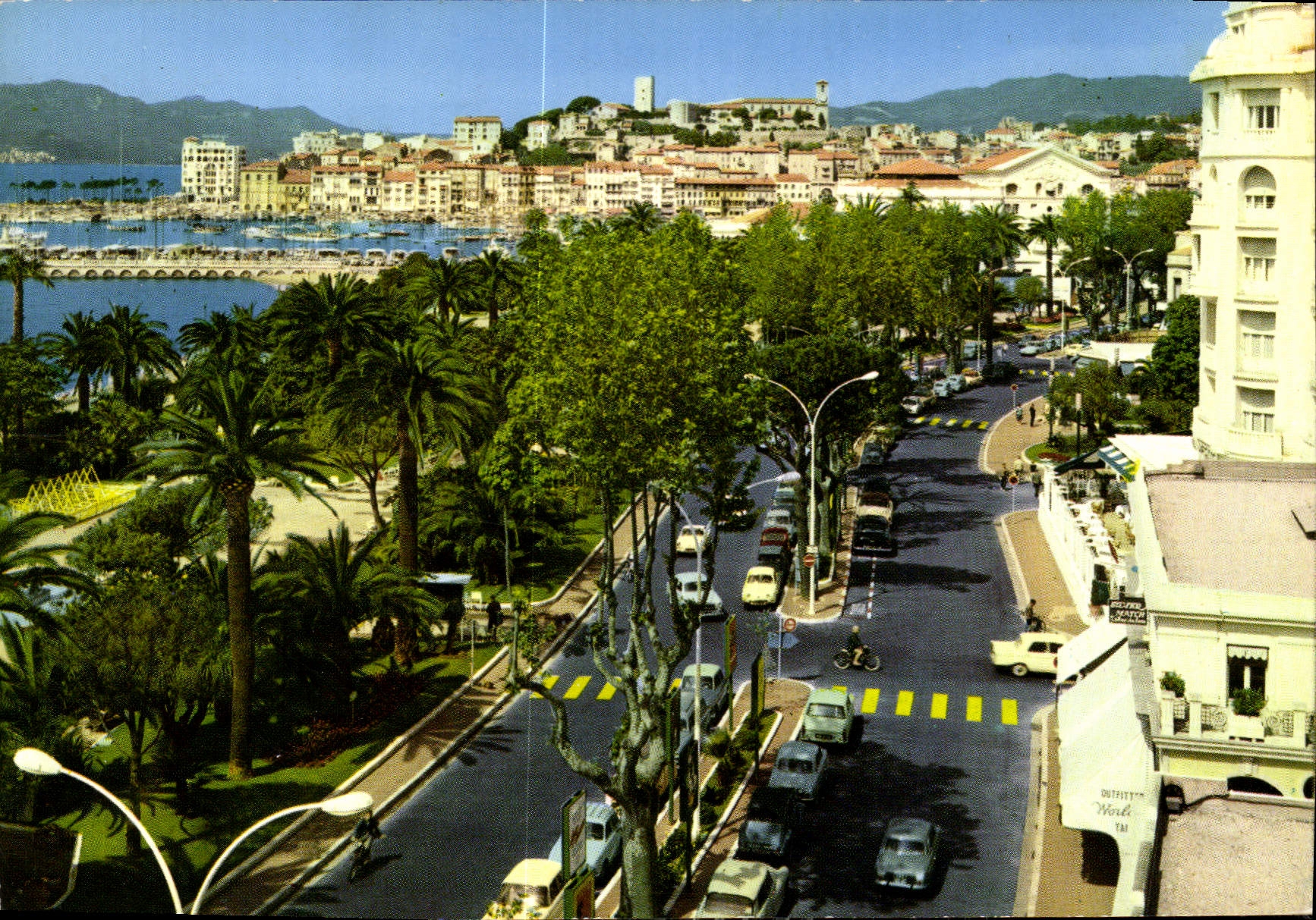 CPM Cannes la promenade de la Croisette dans le fond le Suquet 