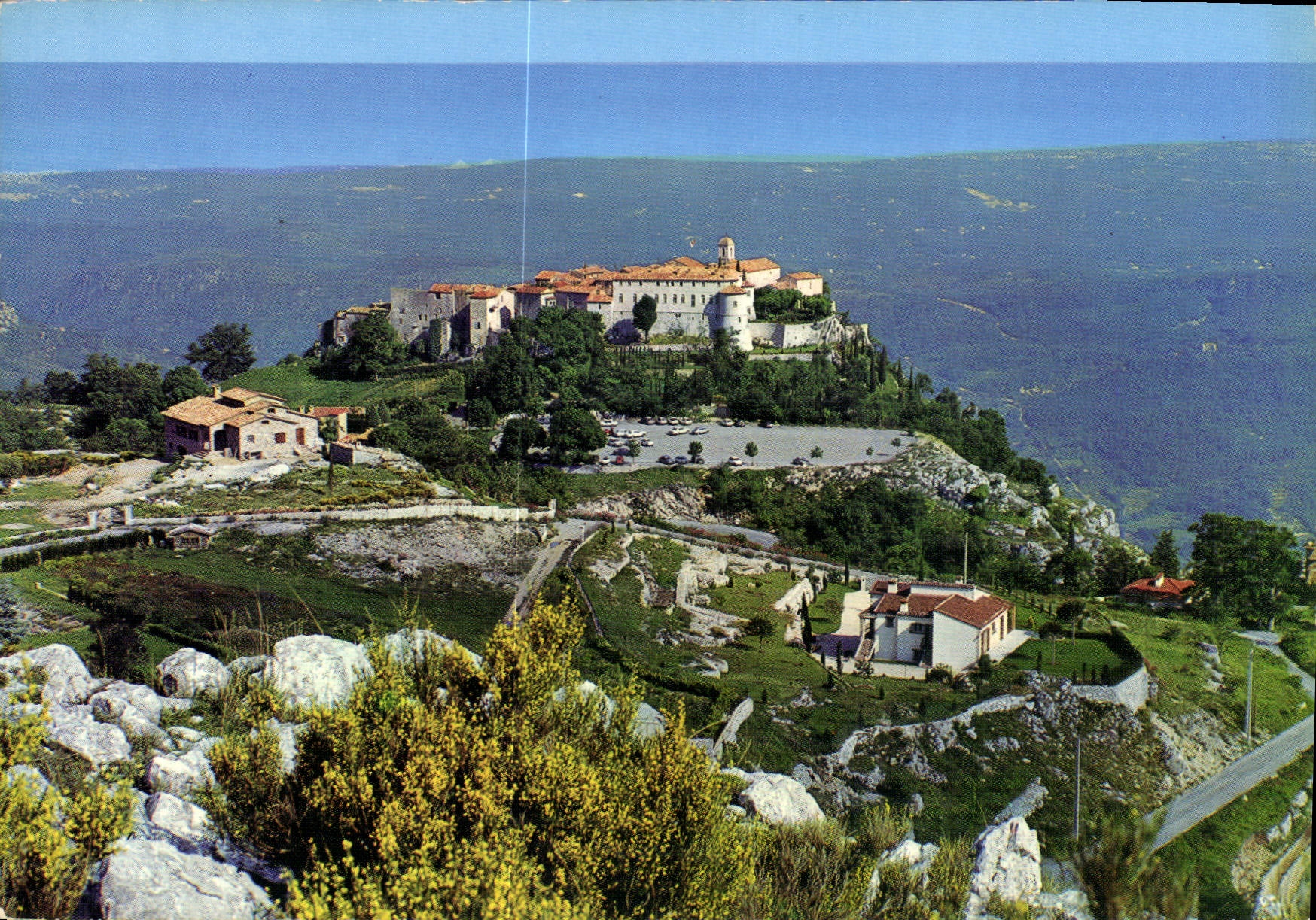 CPM La Cote d'Azur Gourdon A M le pittoresque village perche au sommet de la montagne au fond le mer