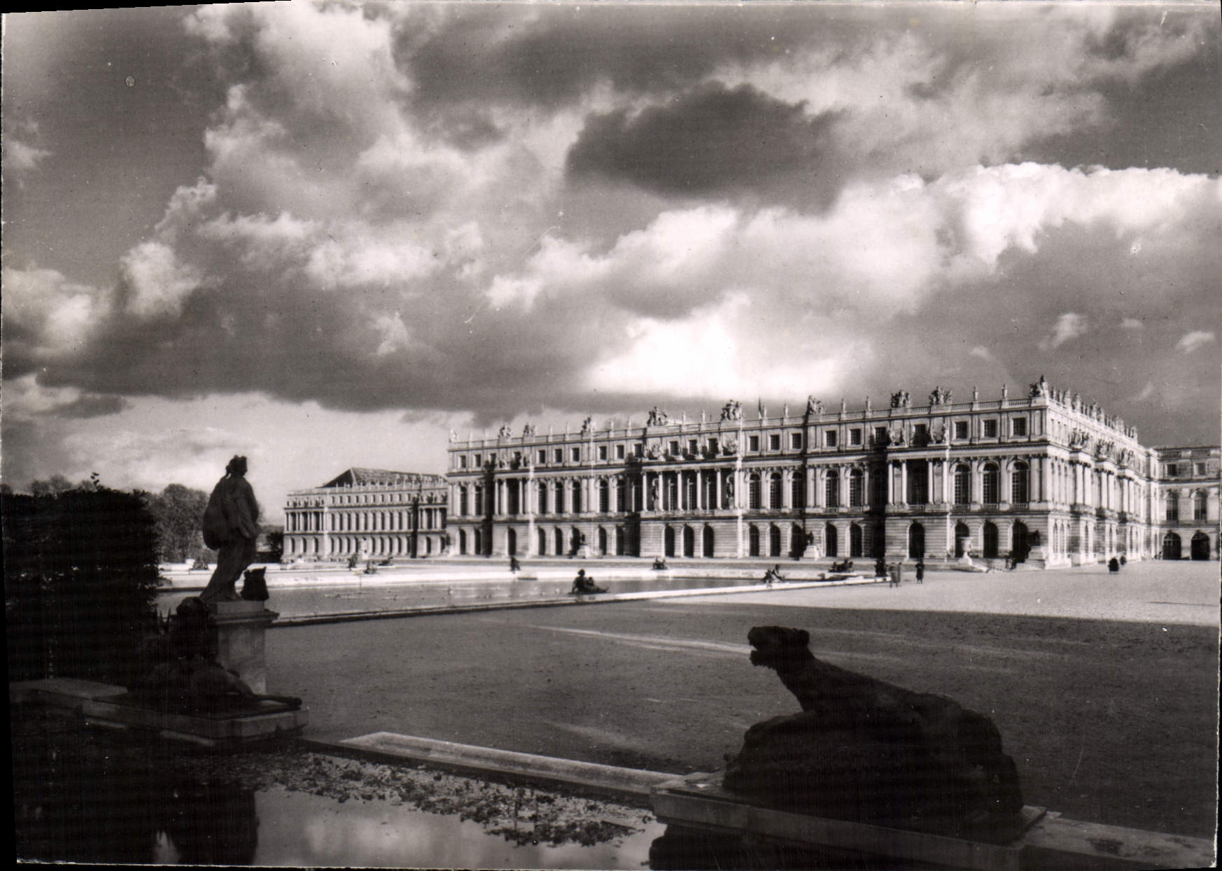 CPM Versailles Le Chateau facade sur le Parc corps central aile nord et parterre des pieces d'eau 
