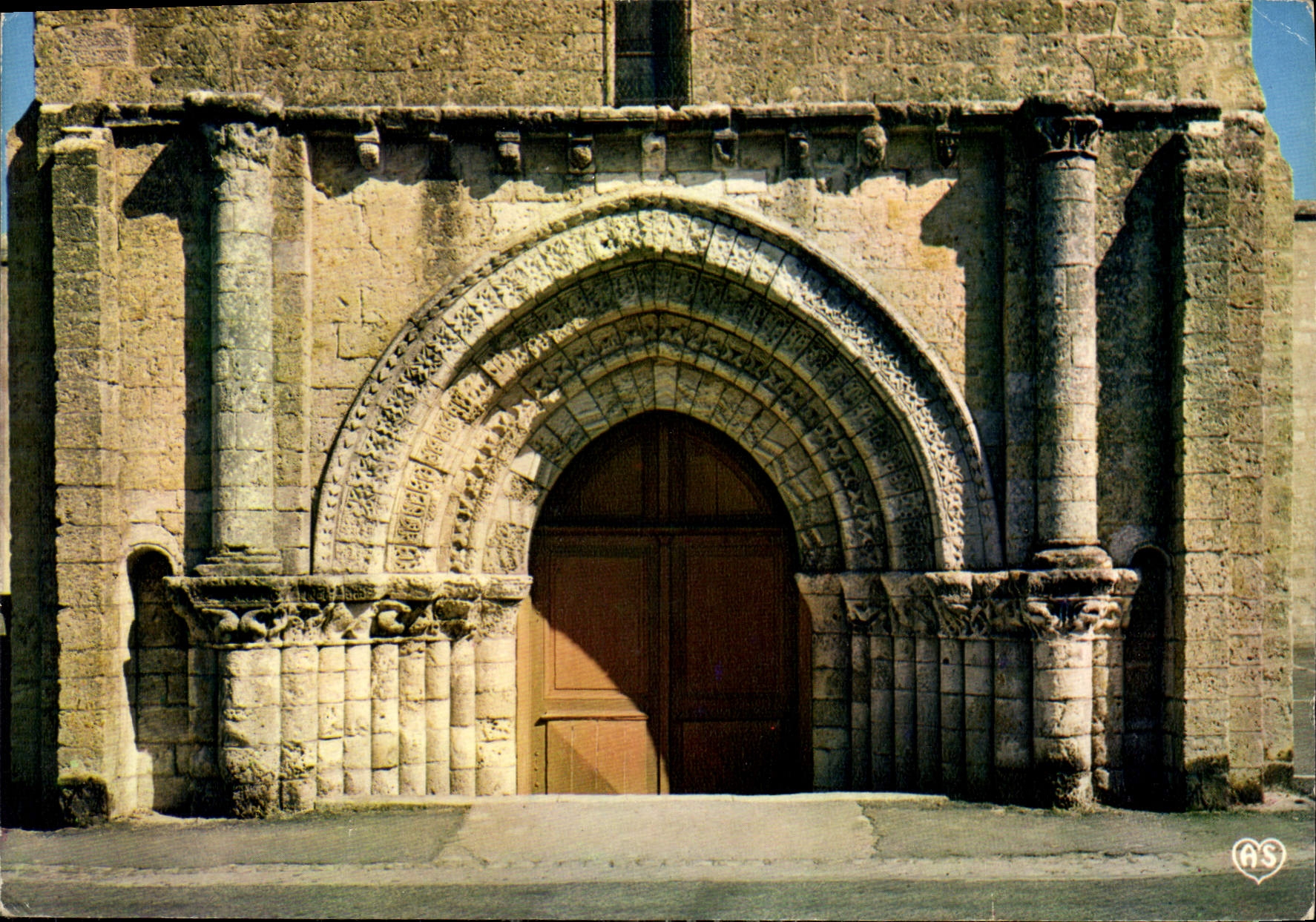 CPM Ile de Re Chte Mme Ars en Re le porche de l'Eglise architectire romane 