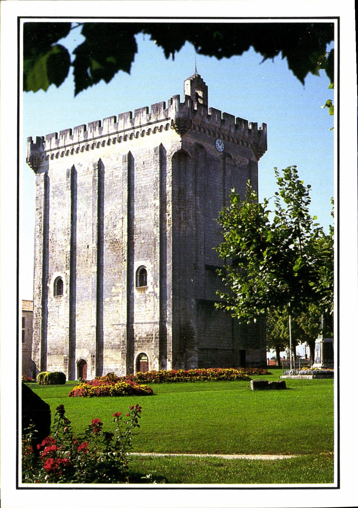 CPM Pons le donjon et le jardin public 