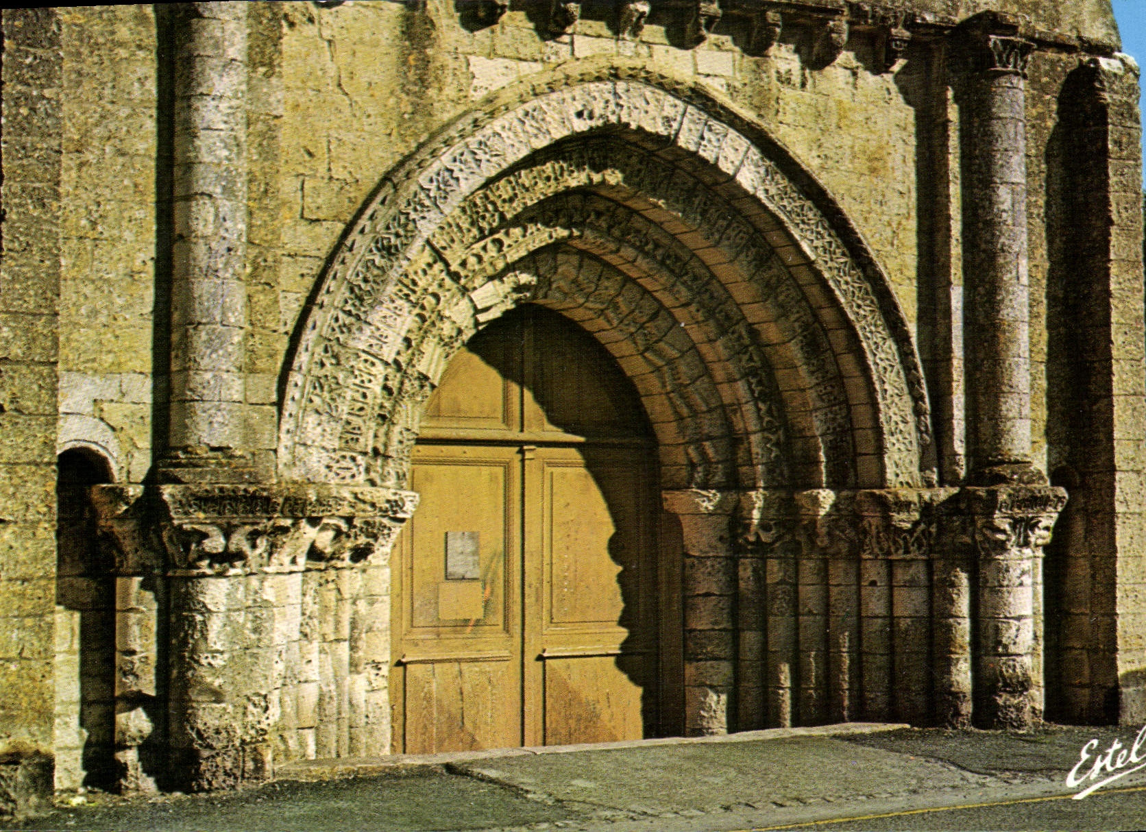 CPM La Cote Atlantique Ile de Re Ars en Re Charente Maritime le portail roman de l'eglise Saint Etie