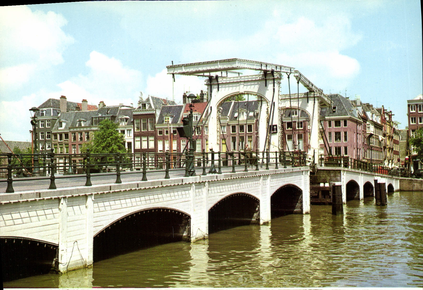 CPM Amsterdam Holland Amsterdam a plus de 800 ponts Voici le plus fameux d'entre eux De Magere Brug