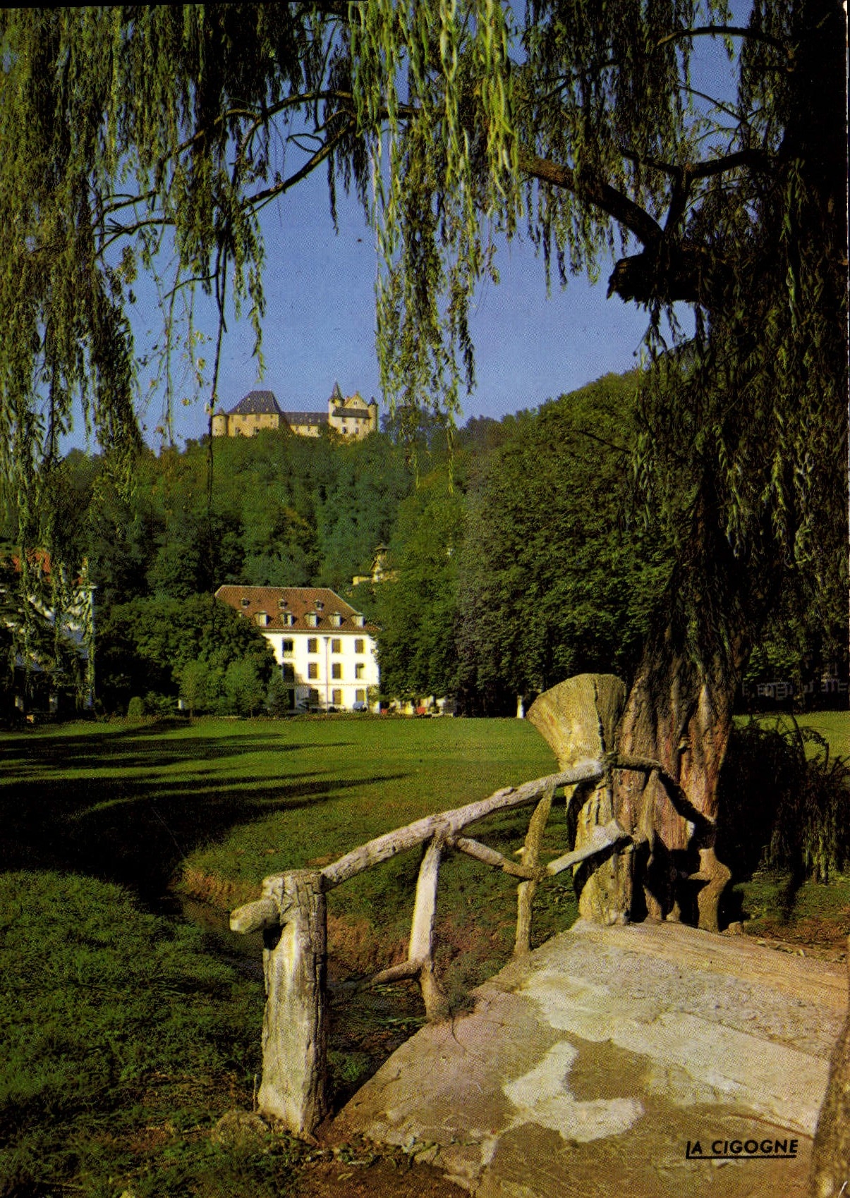 CPM Uriage les Bains Isere le Pont des Amours L'Hotel Bellevue et le Chateau