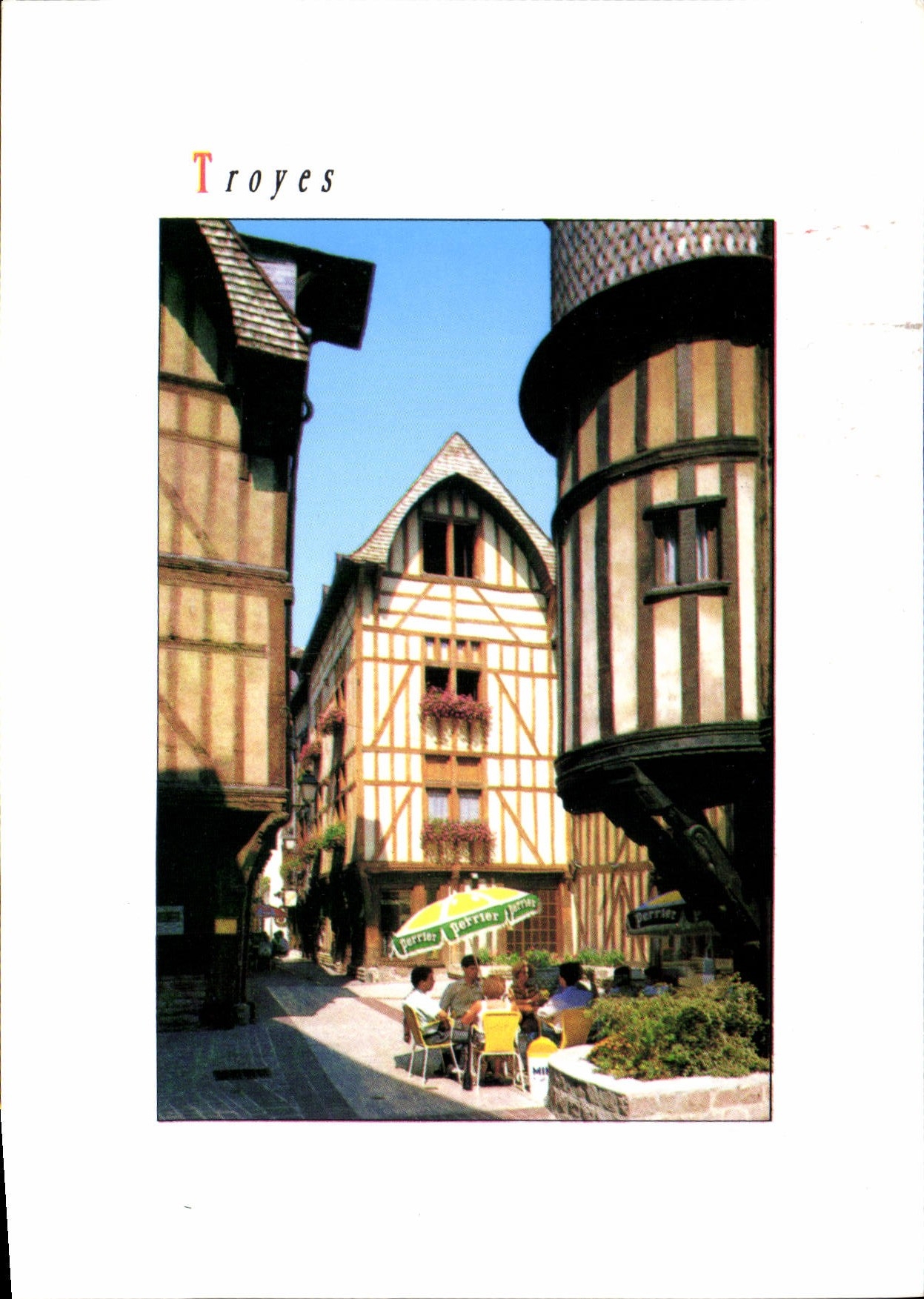 CPM Troyes Aube le secteur pietonnier Place fleurie rue Champeaux au premier plan les cariatides tet