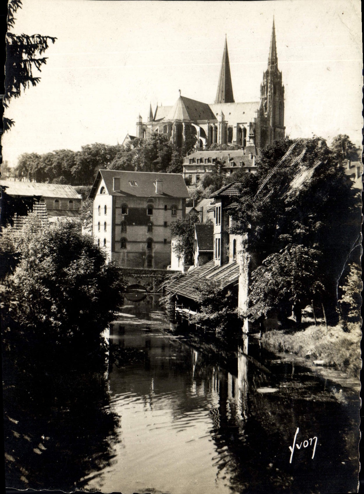 CPM Chartres Eure et Loir Les rives de l'Europe et la Cathedrale 