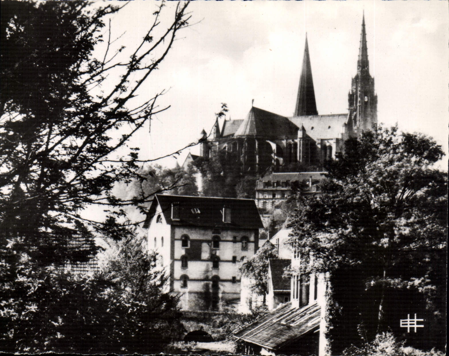 CPM Chartres Eure et Loir La Cathedrale vue du Pont Neuf