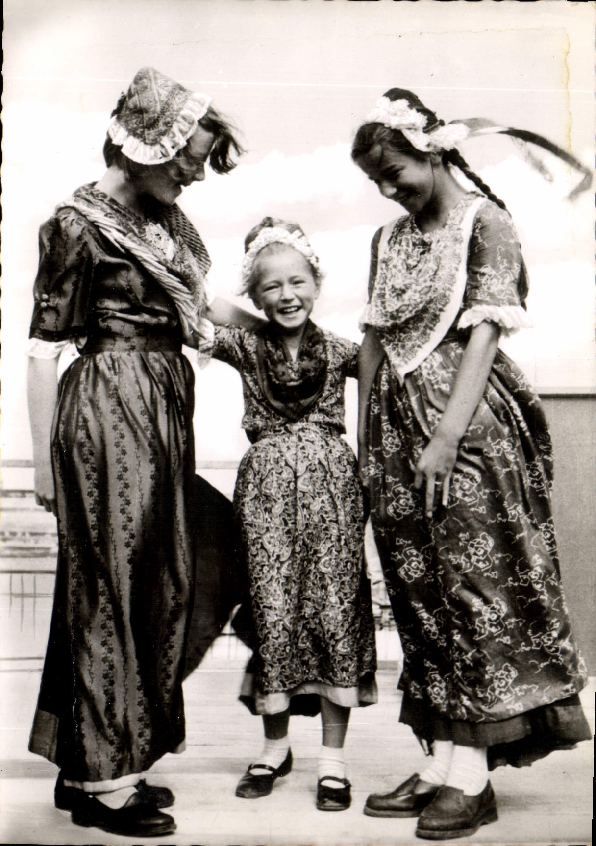 CPM Helgoland Jeunes Filles Folklore