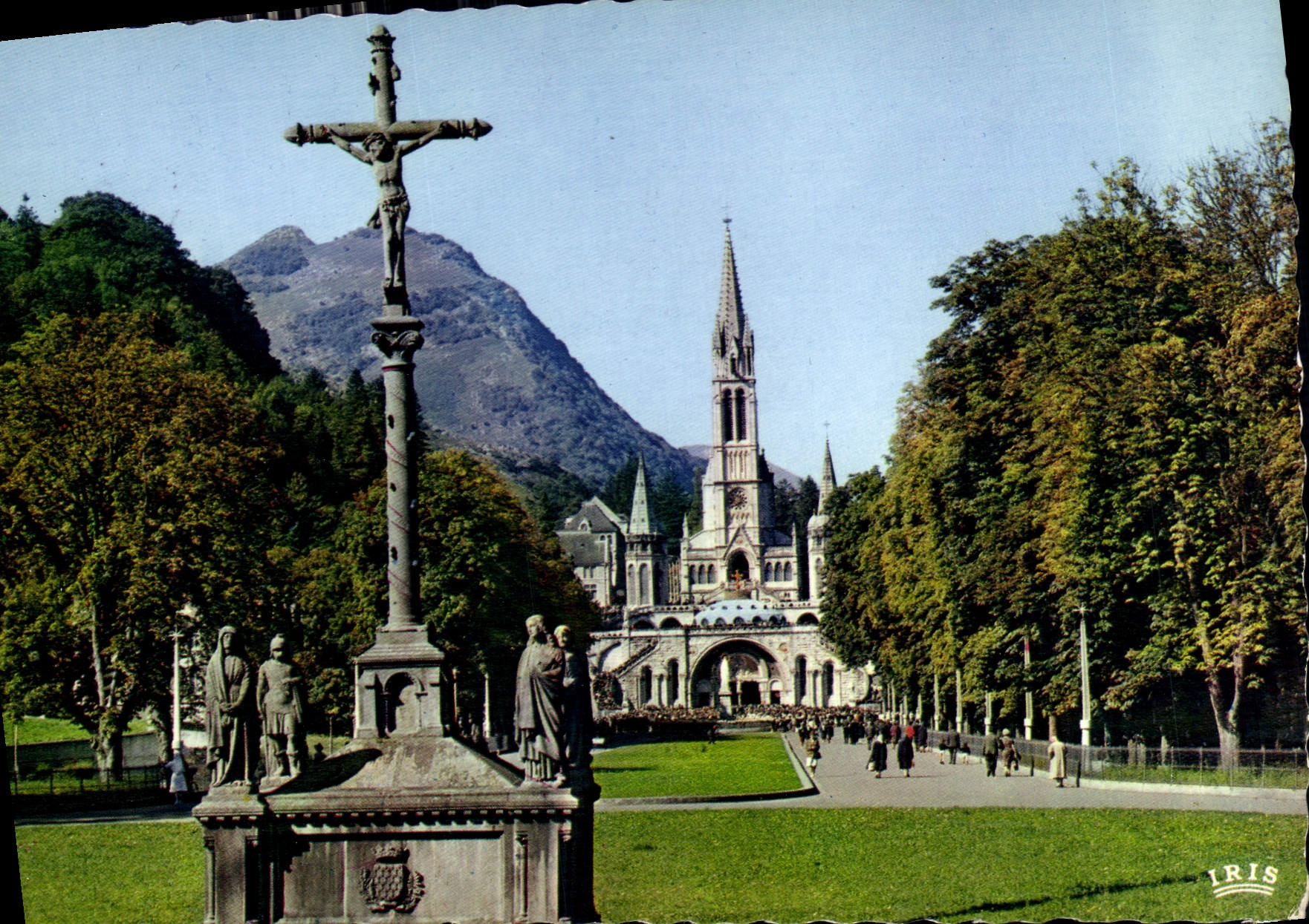 CPM Lourdes La Basilique et le Calvaire Breton 
