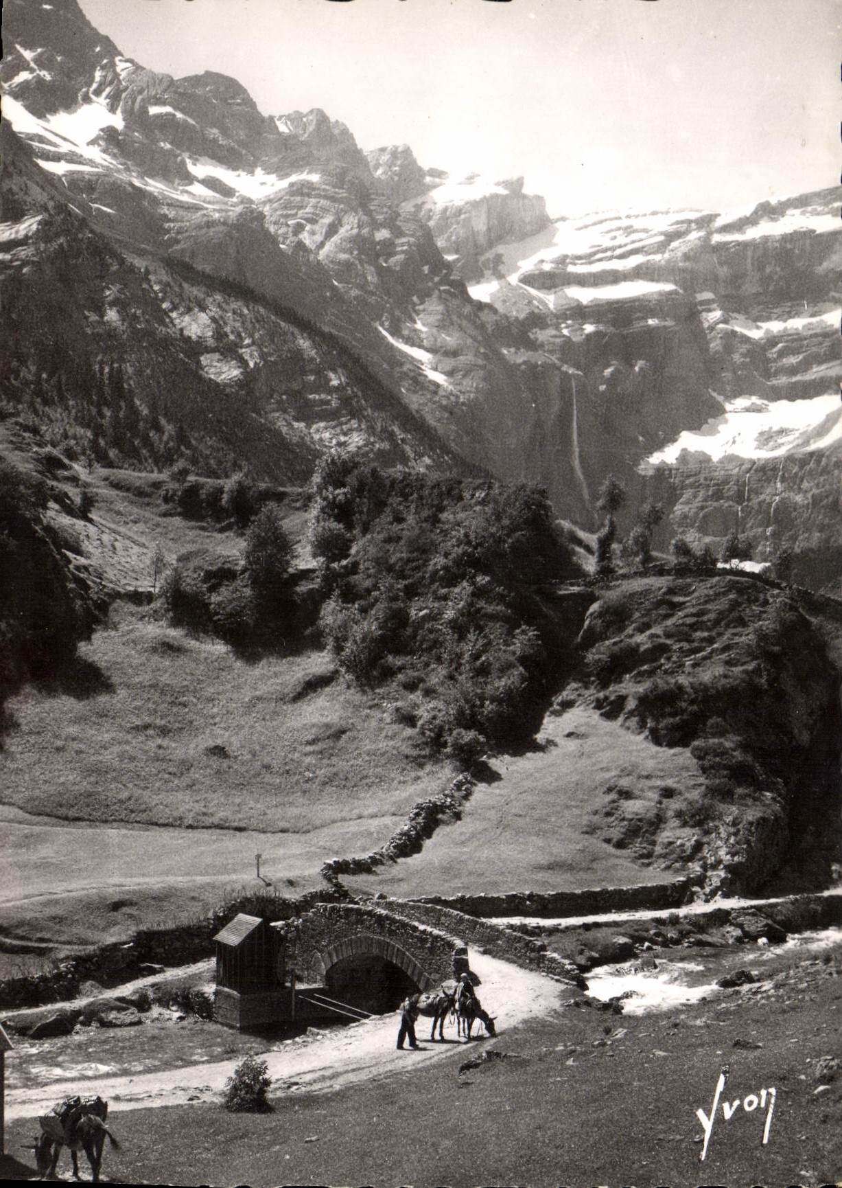 CPM Cirque de Gavarnie Htes Pyrenees La route et le pont Nadau 