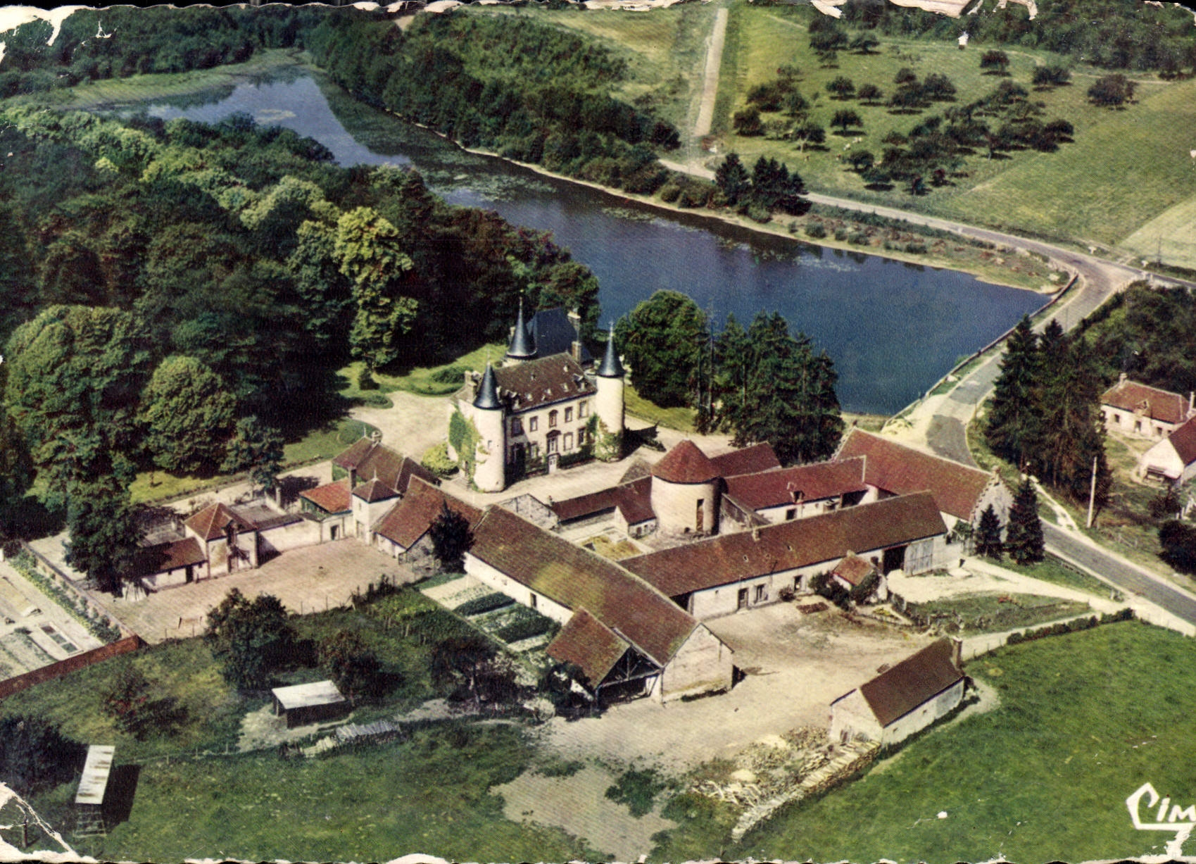 CPM Environs de Senonches E et L Vue aerienne Chateau et Etang de Tardais