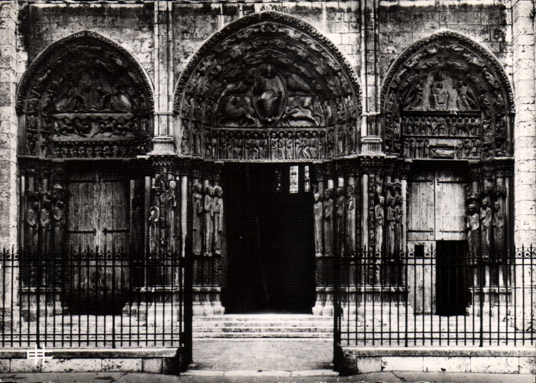 CPM Cathedrale de Chartres Portail Royal