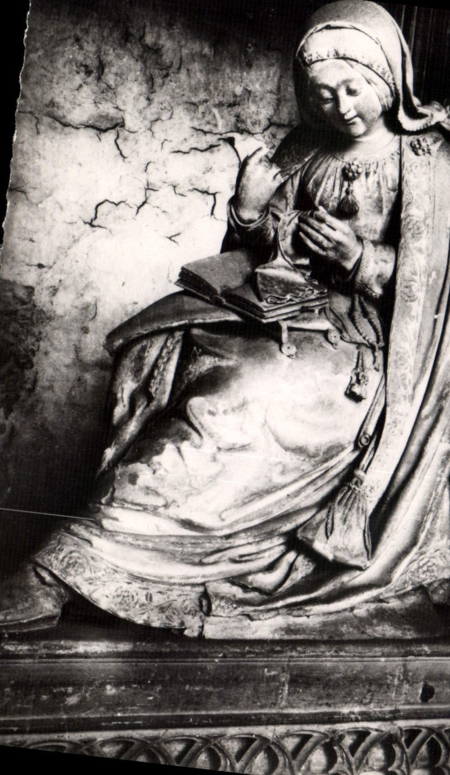 CPM Cathedrale de Chartres Cloture du Choeur Vierge cousant 