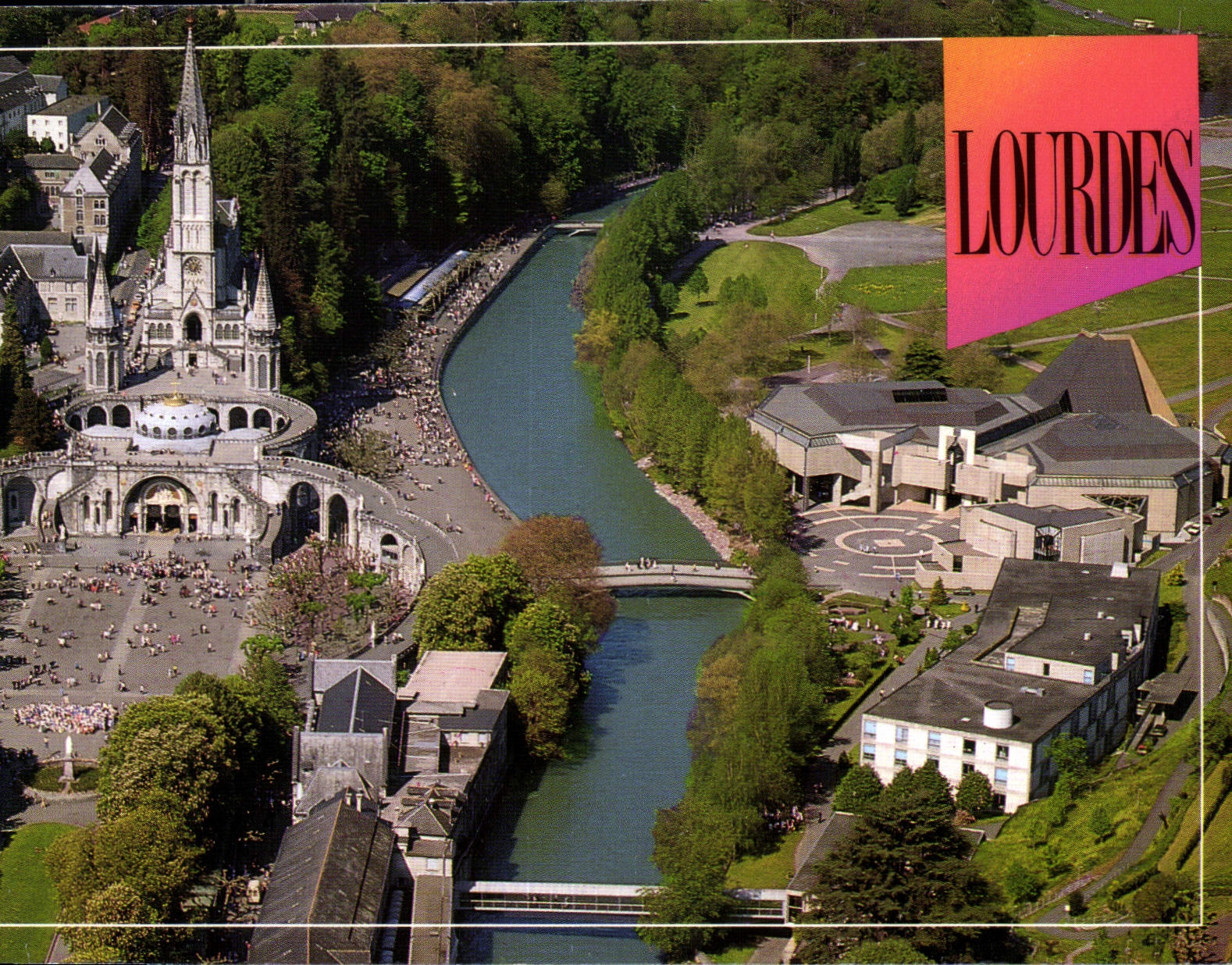 CPM Lourdes Les Sanctuires Vue aerienne 